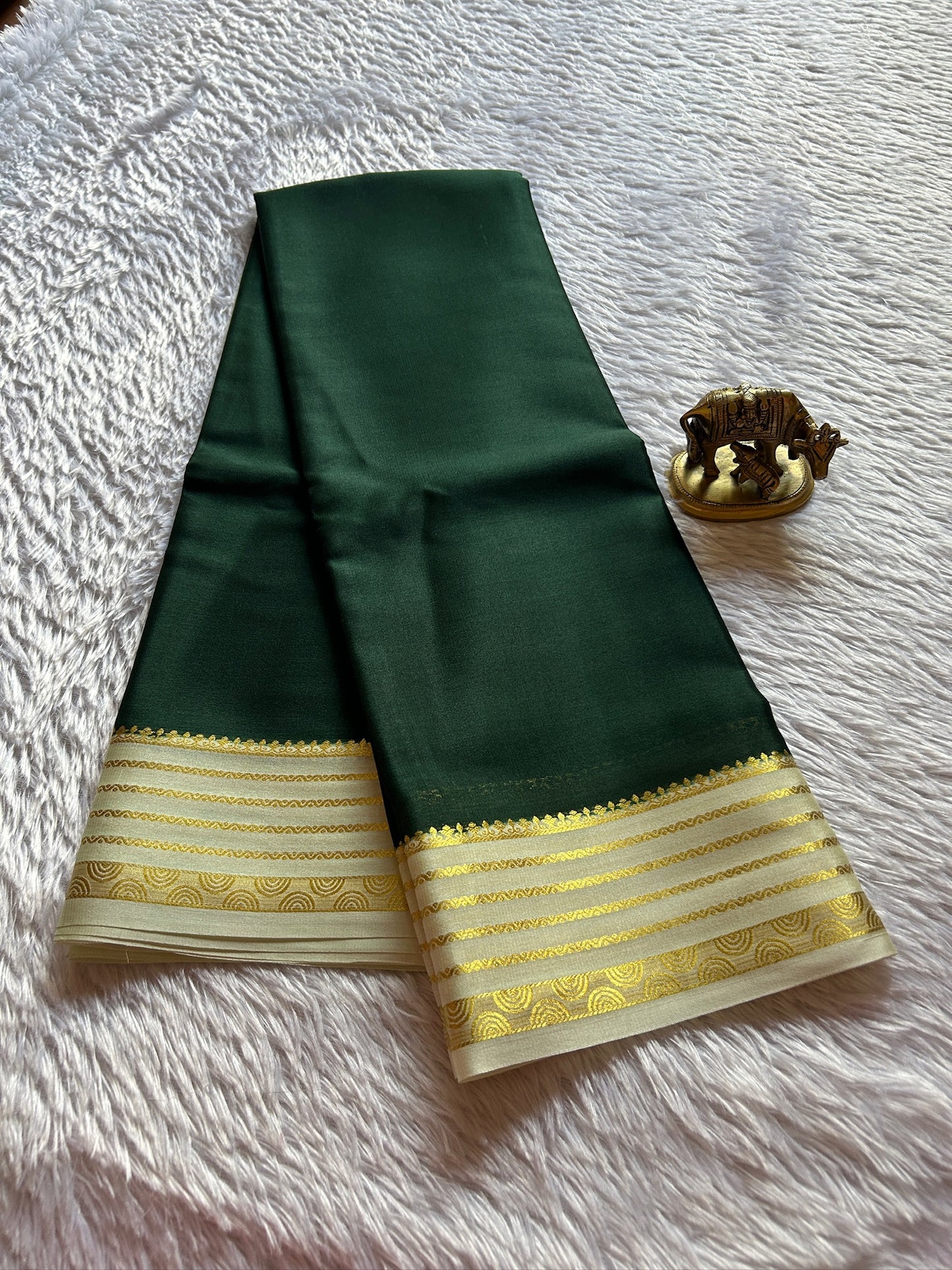 Rashmi (2D) : Dark green-off white