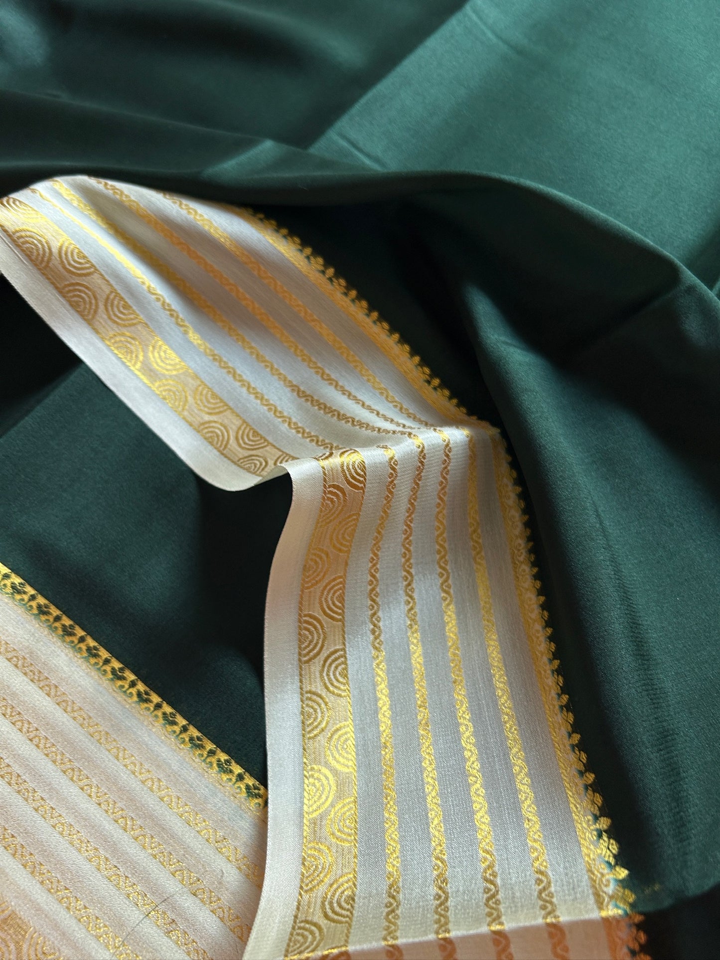 Rashmi (2D) : Dark green-off white