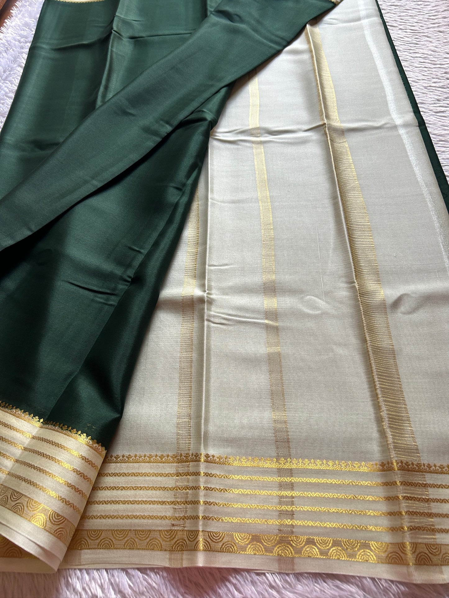 Rashmi (2D) : Dark green-off white