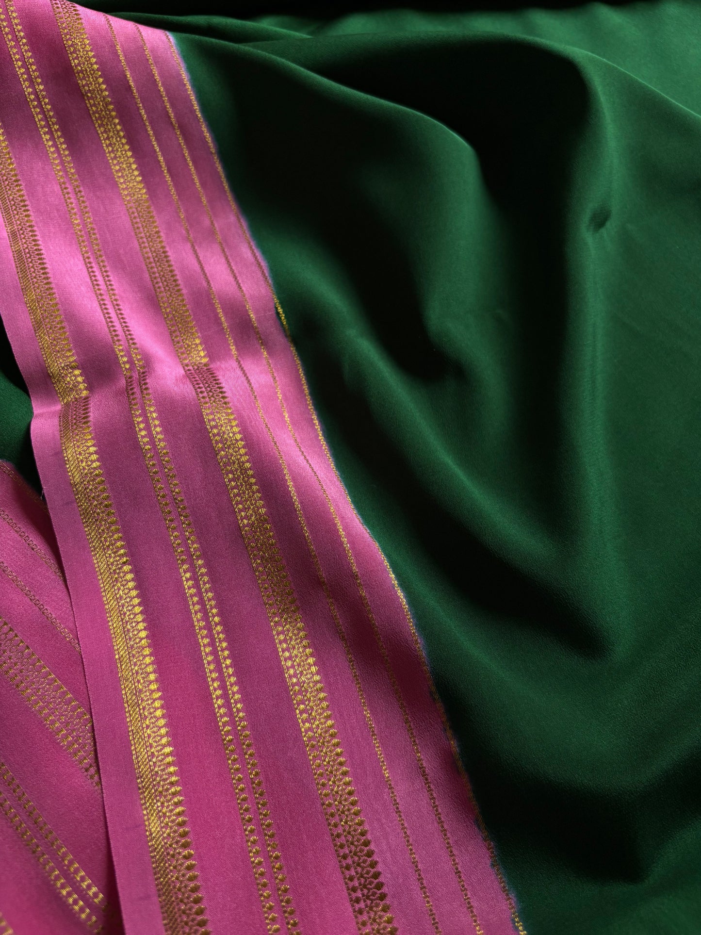 Tanuja (2D) : Bottle green-bright pink