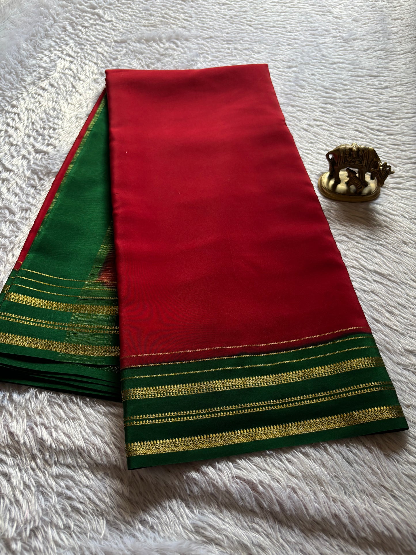 Tanuja (2D) : Red-bottle green