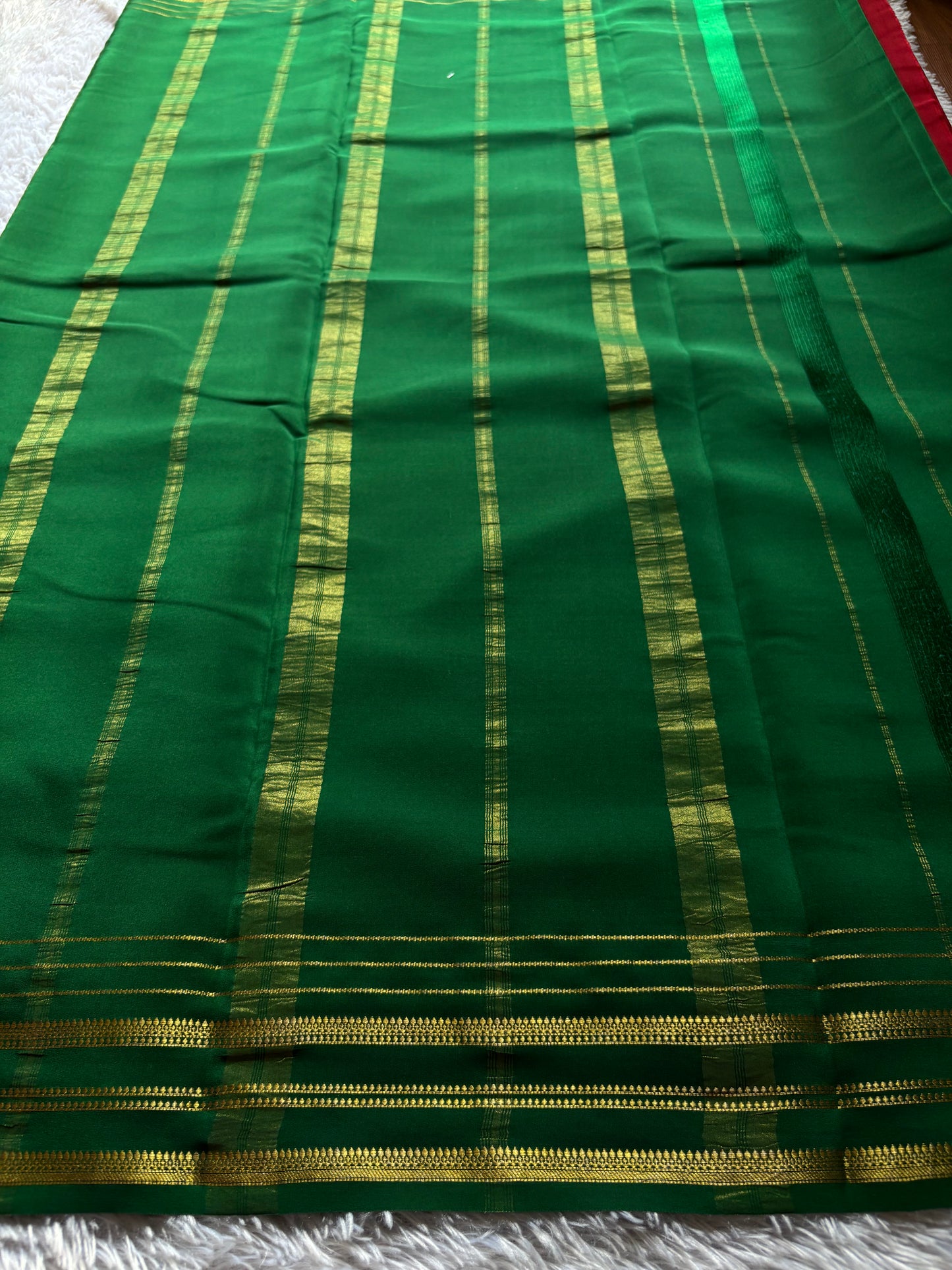 Tanuja (2D) : Red-bottle green