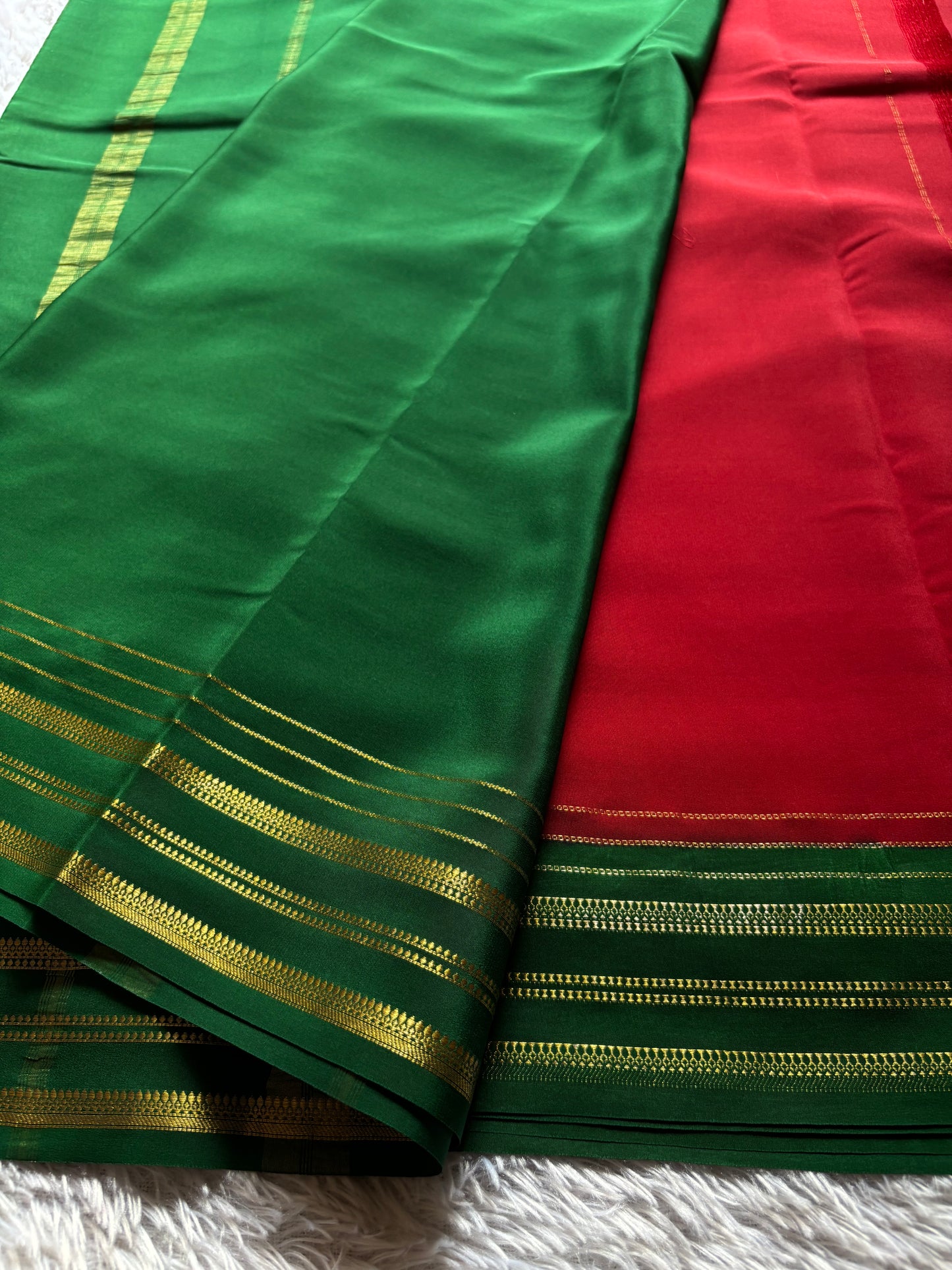Tanuja (2D) : Red-bottle green