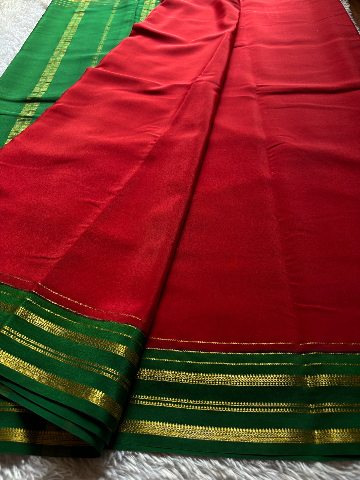 Tanuja (2D) : Red-bottle green