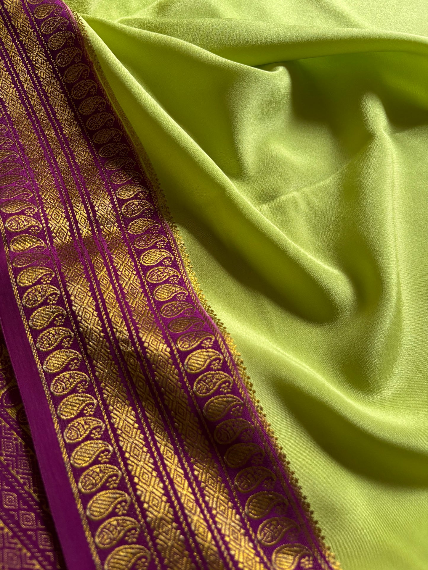 Maithili (2D) : Pista green-dark magenta