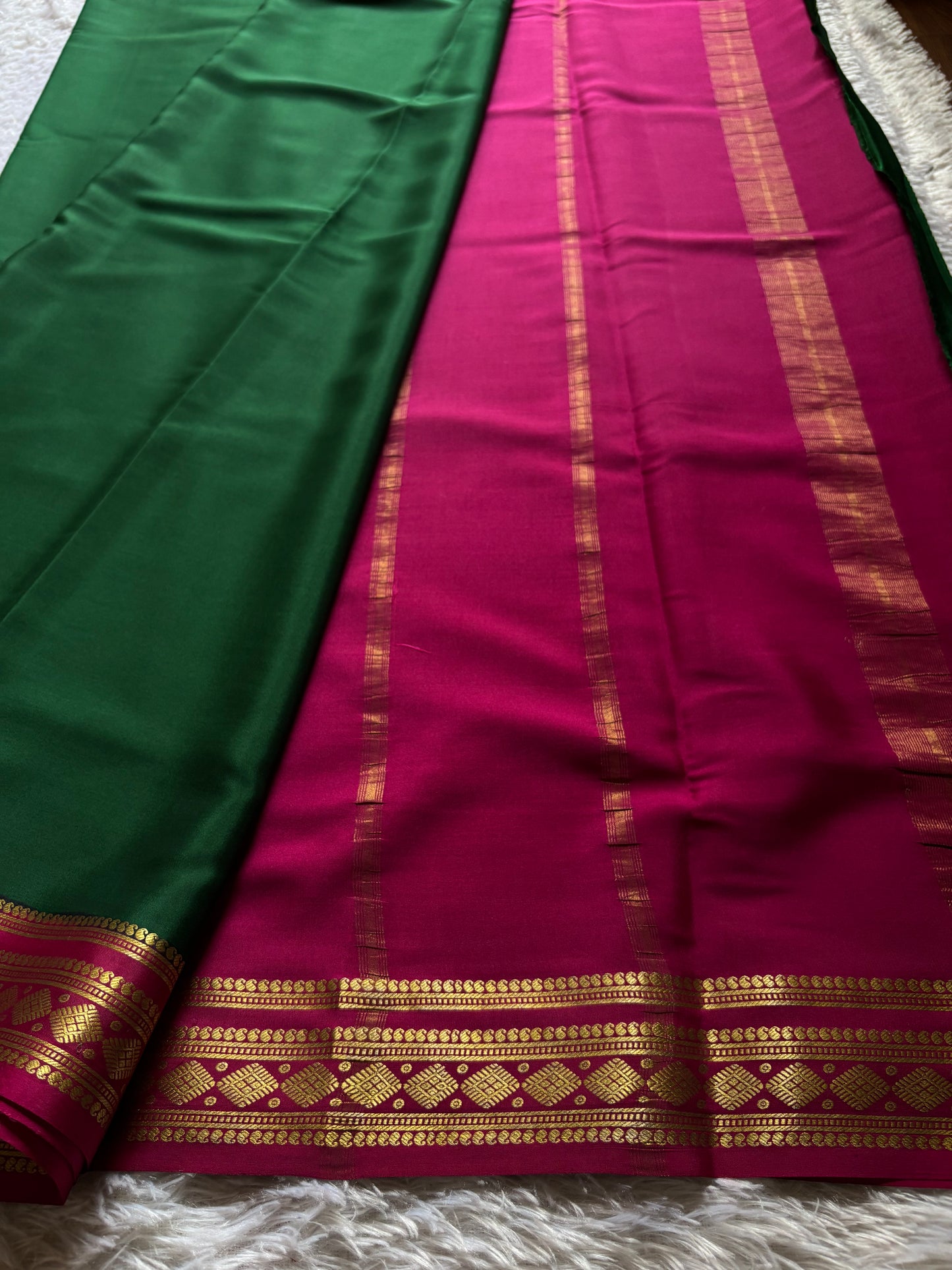 Saanvi (2D) : Bottle green-pink