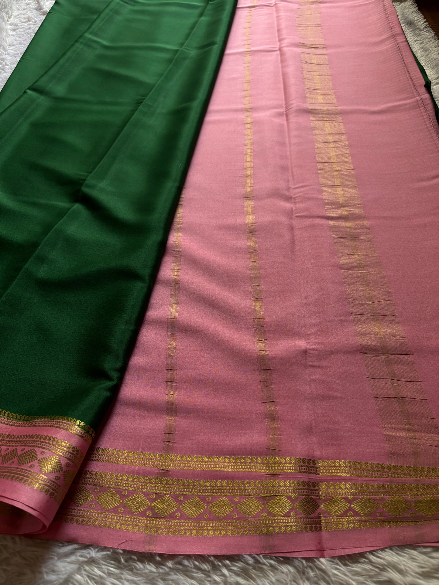 Saanvi (2D) : Dark green-baby pink