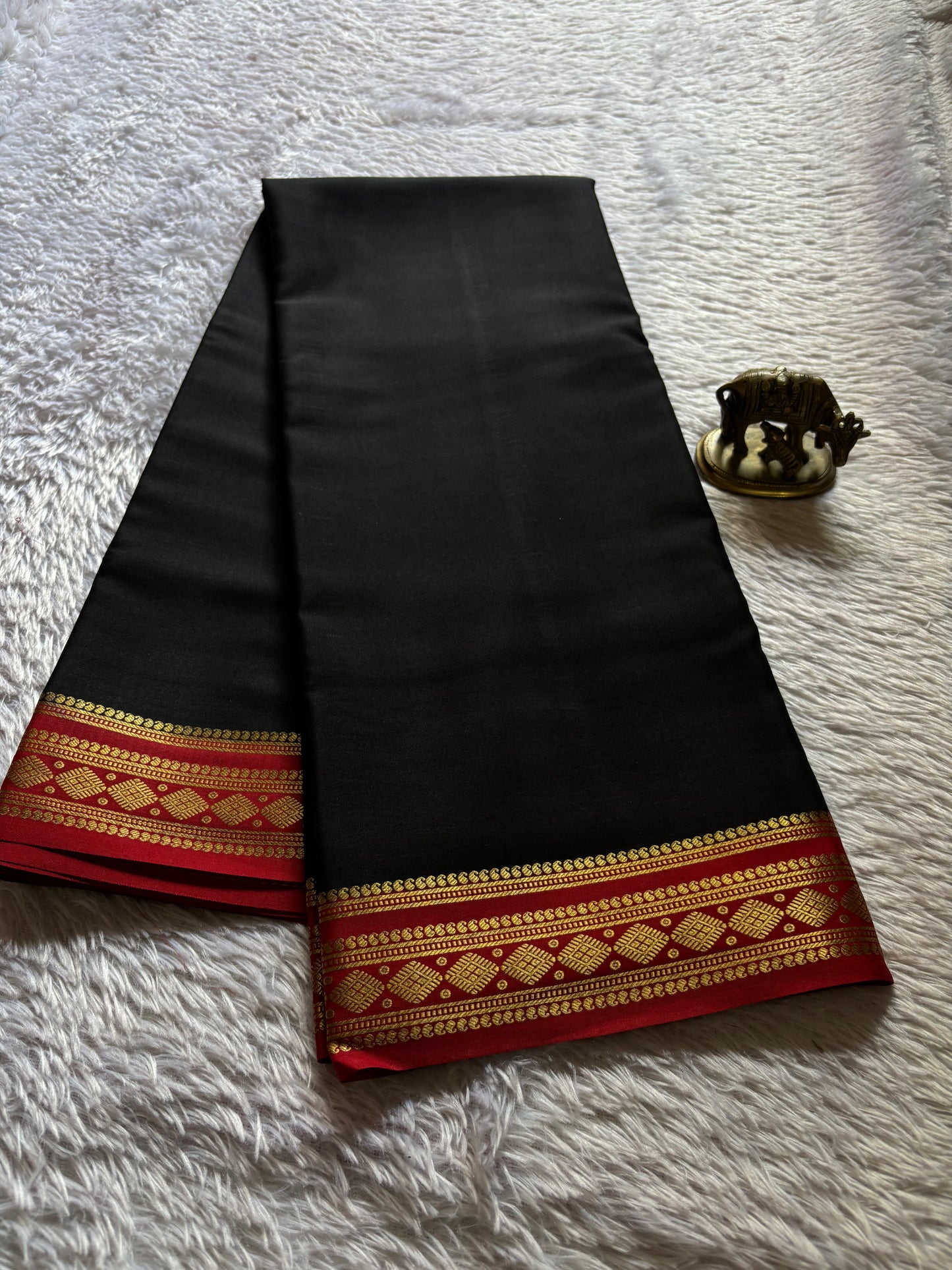 Saanvi (2D) : Black-dark red