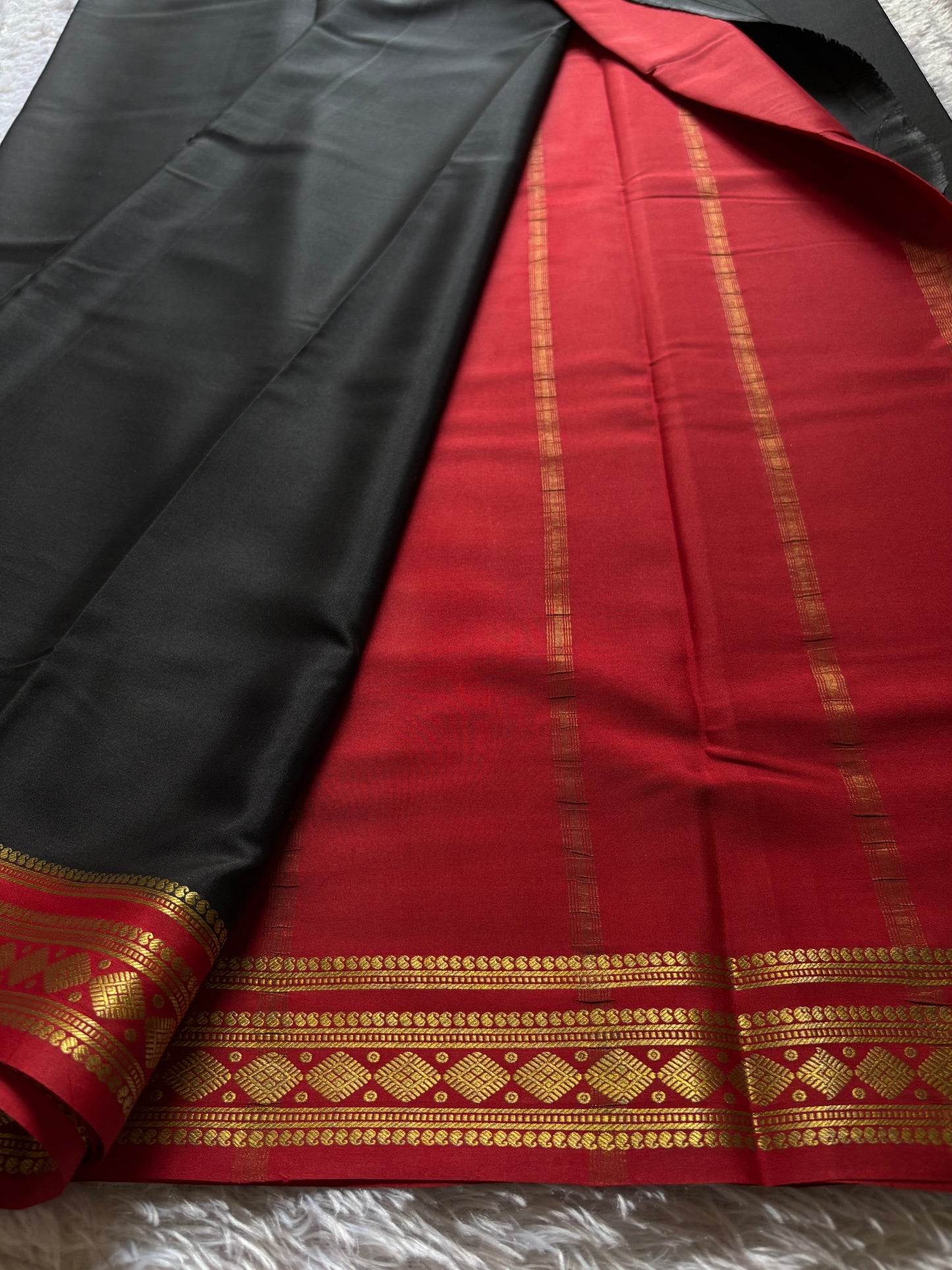 Saanvi (2D) : Black-dark red