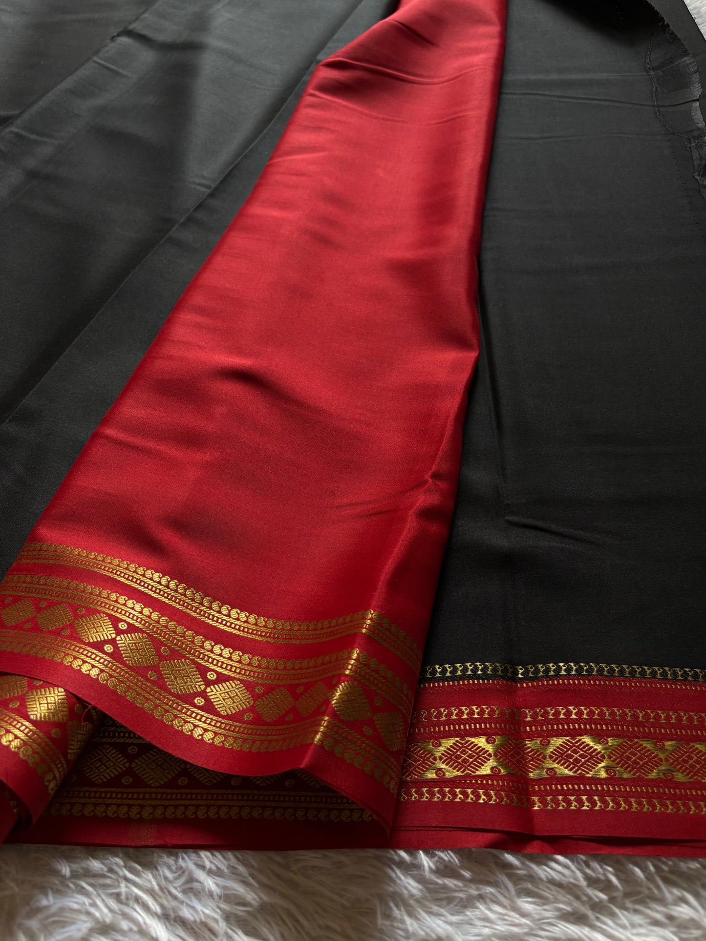 Saanvi (2D) : Black-dark red