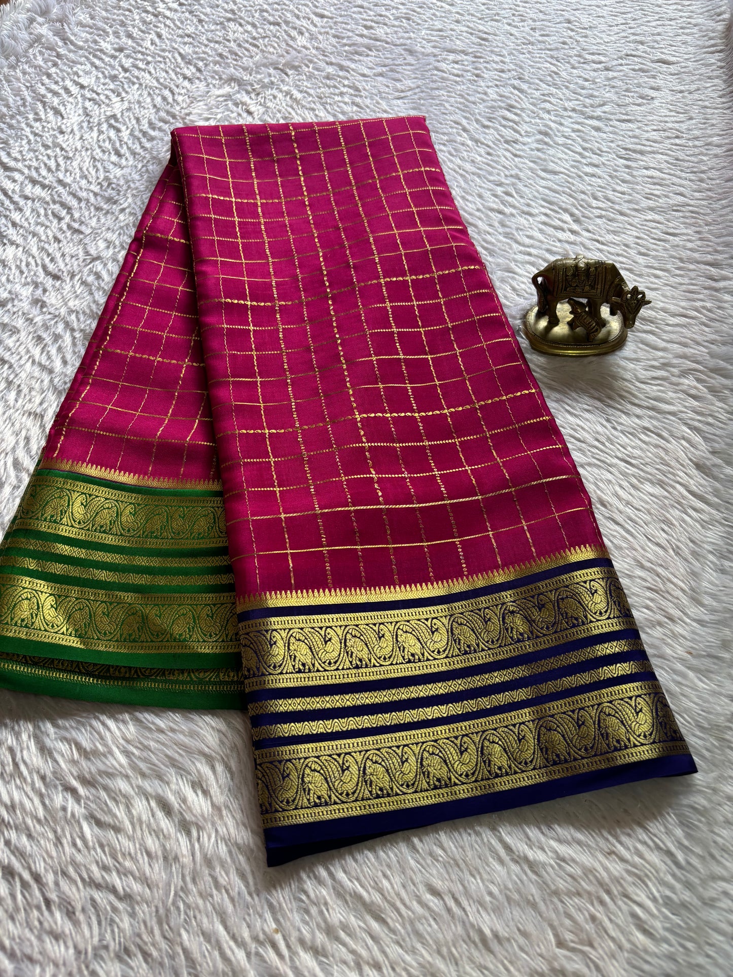 Ganga (3D) : Dark pink-green-navy blue