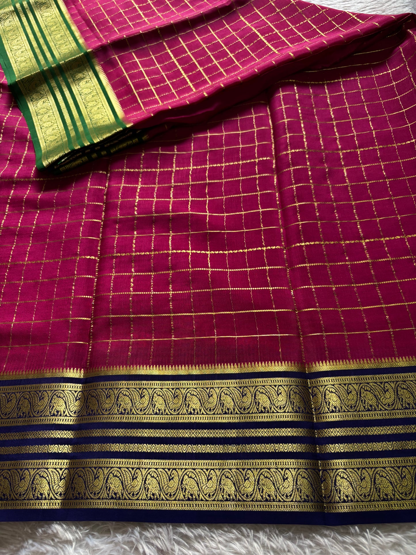 Ganga (3D) : Dark pink-green-navy blue