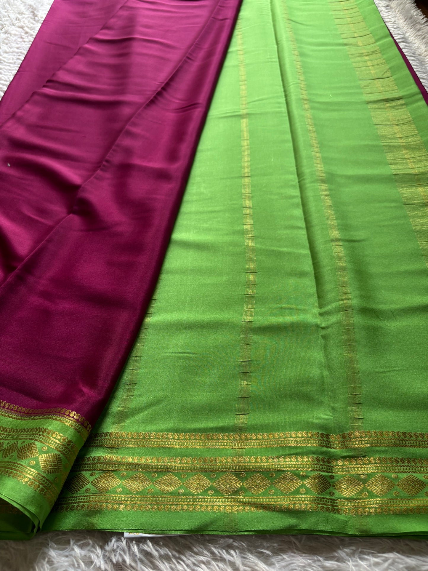 Saanvi (2D) : Maroon-pista green