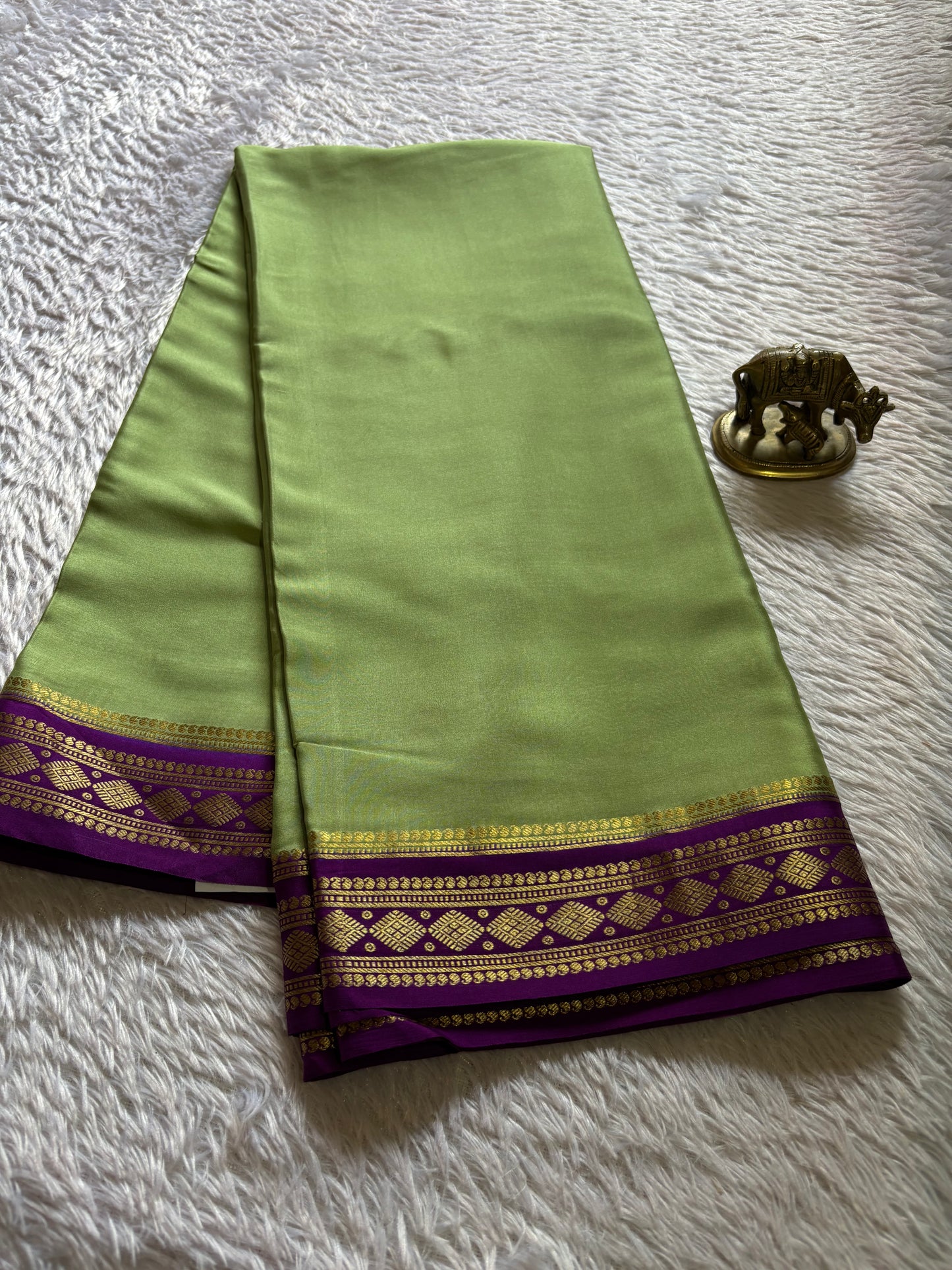 Saanvi (2D) : Pista green-dark magenta