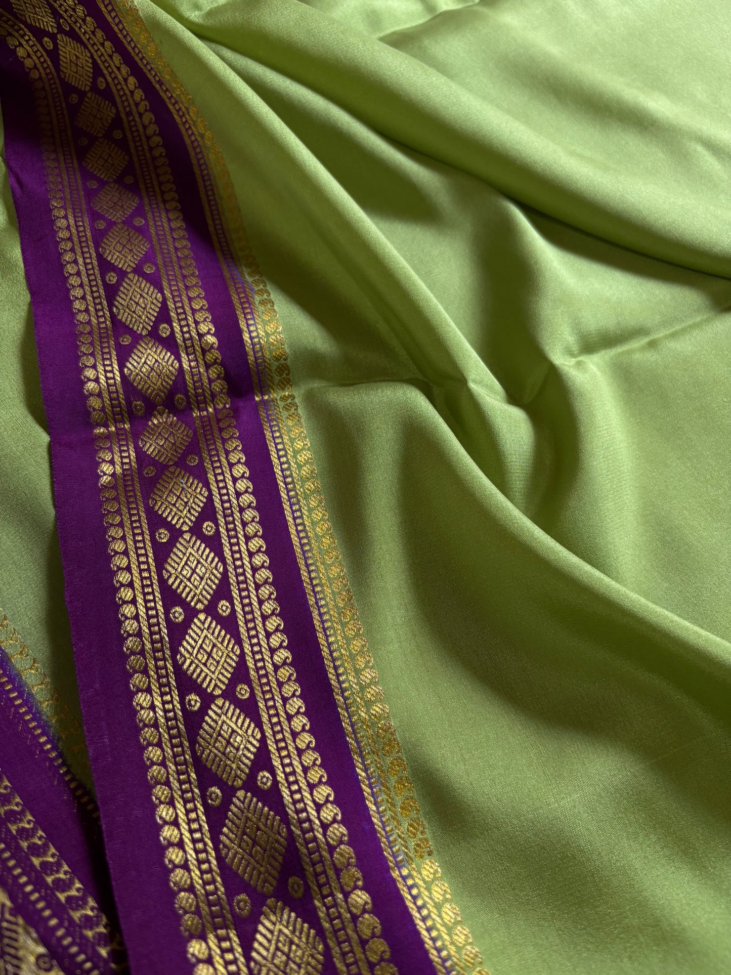 Saanvi (2D) : Pista green-dark magenta