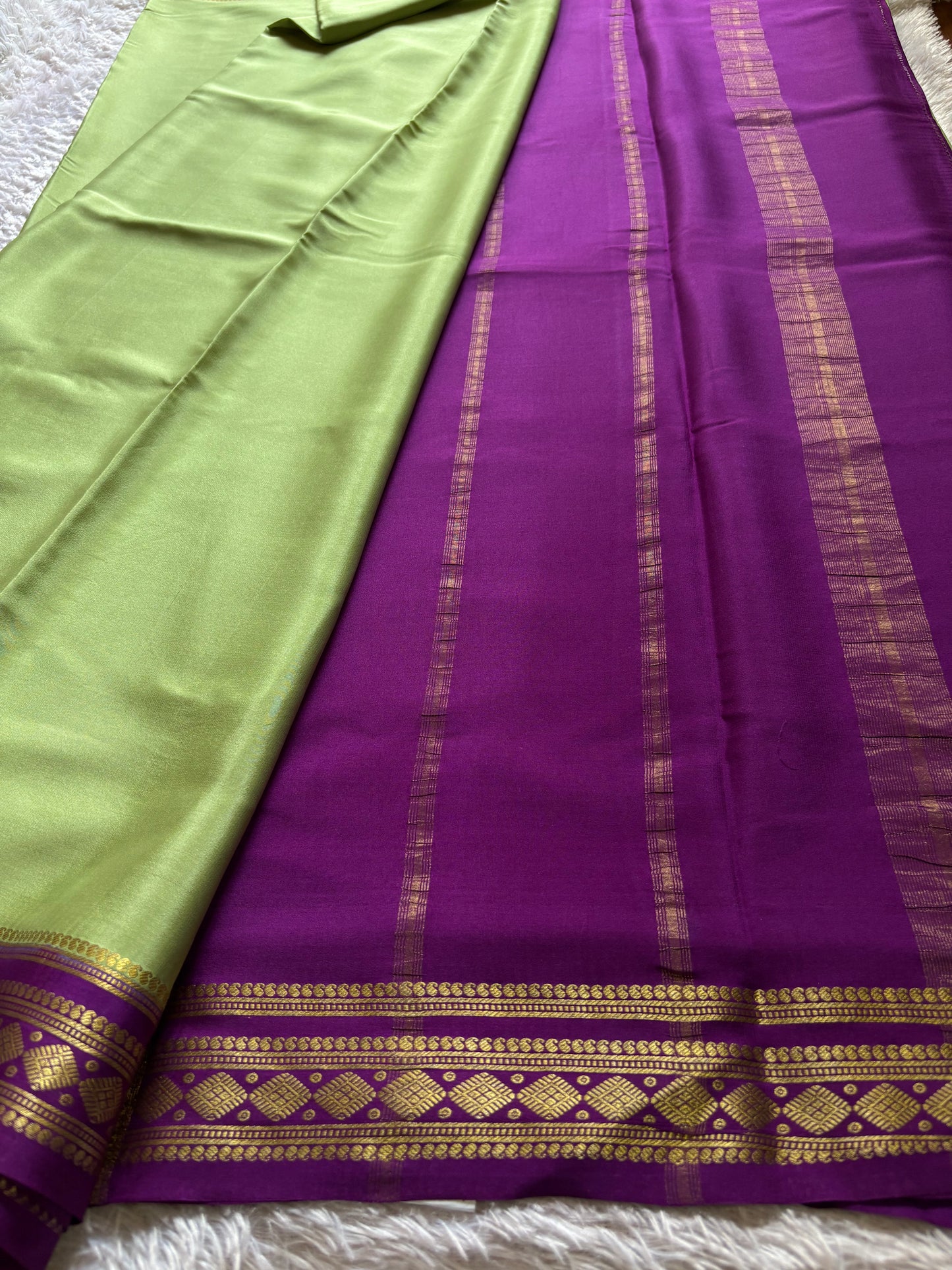 Saanvi (2D) : Pista green-dark magenta