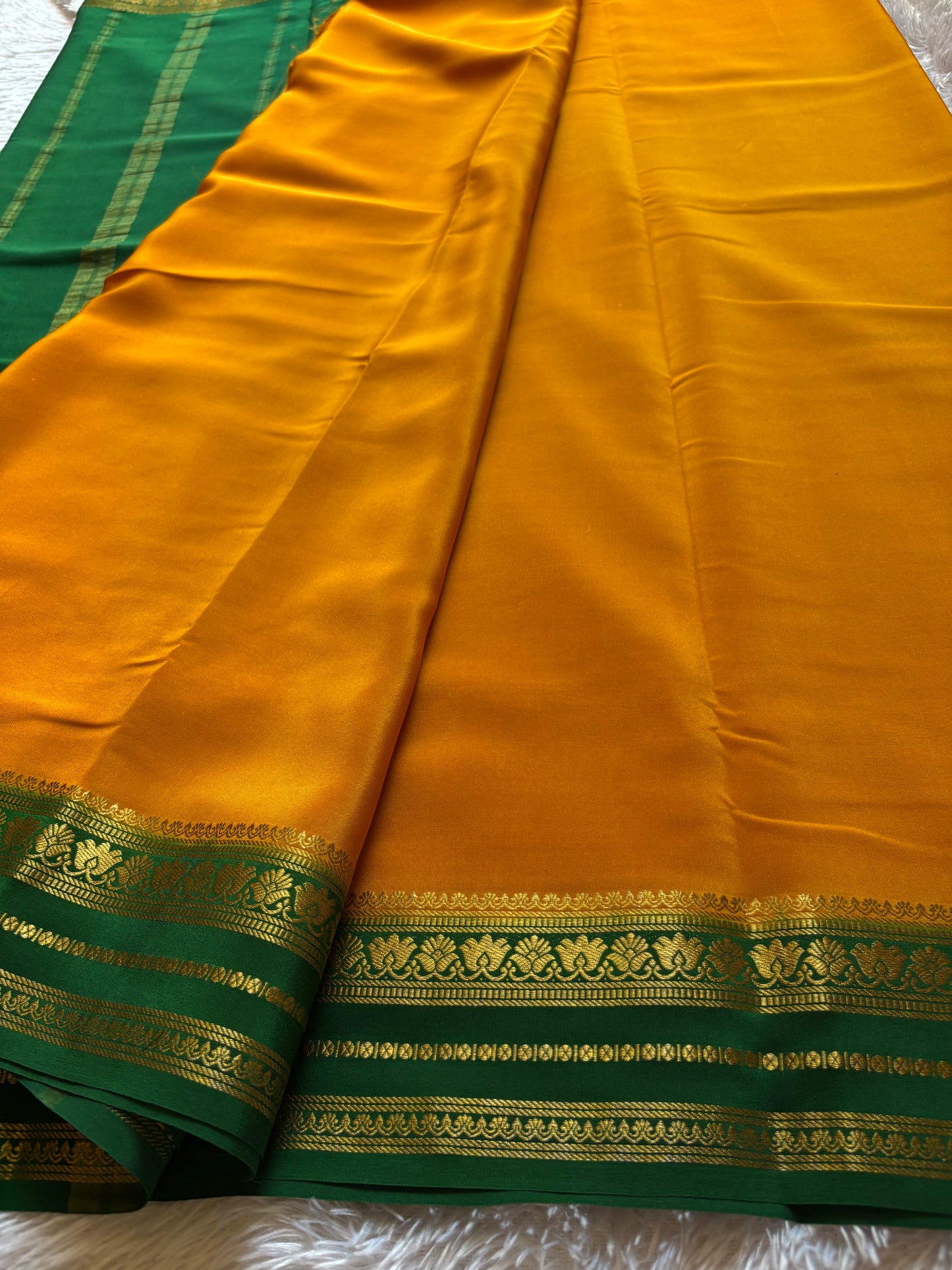 Padmaja (2D) : Golden yellow-green