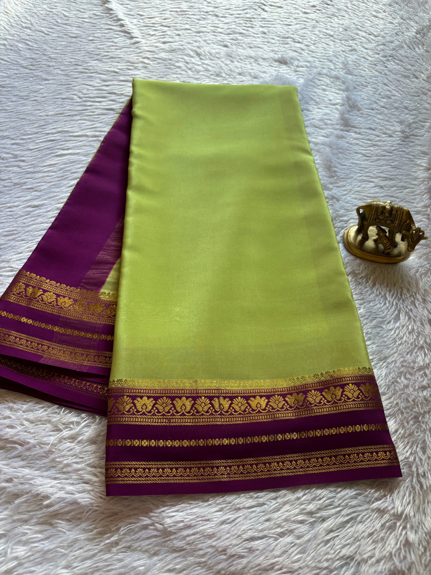 Padmaja (2D) : Pista green-dark magenta