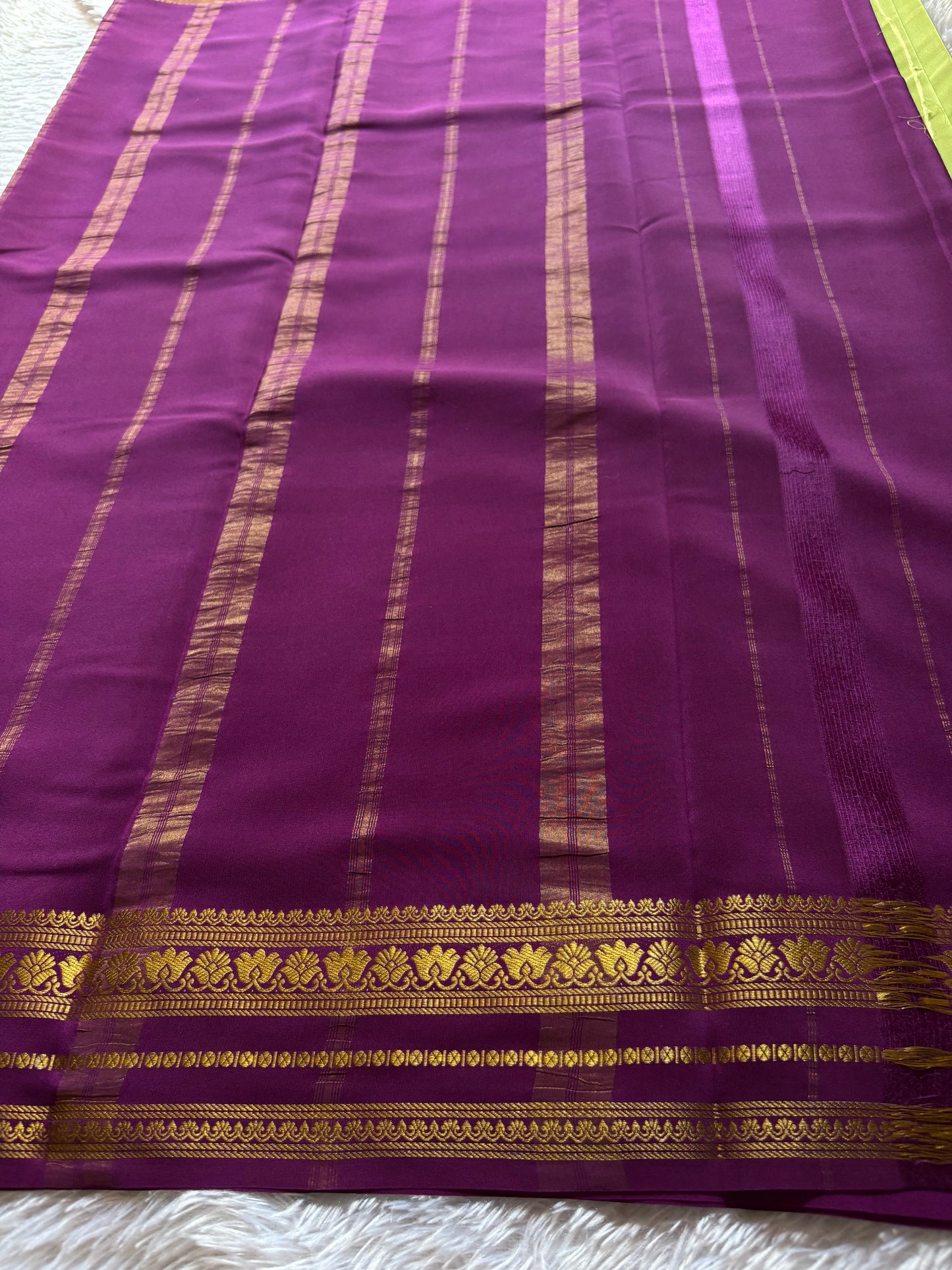 Padmaja (2D) : Pista green-dark magenta