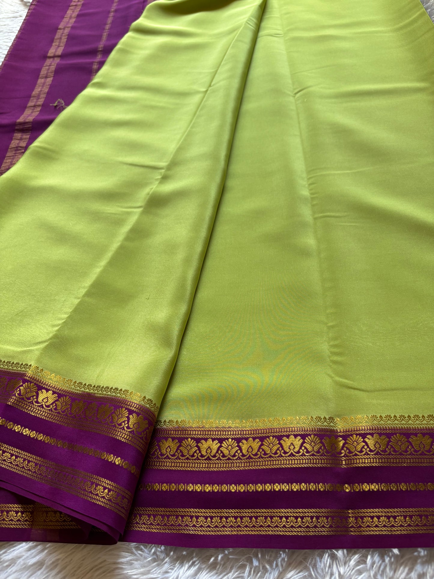 Padmaja (2D) : Pista green-dark magenta