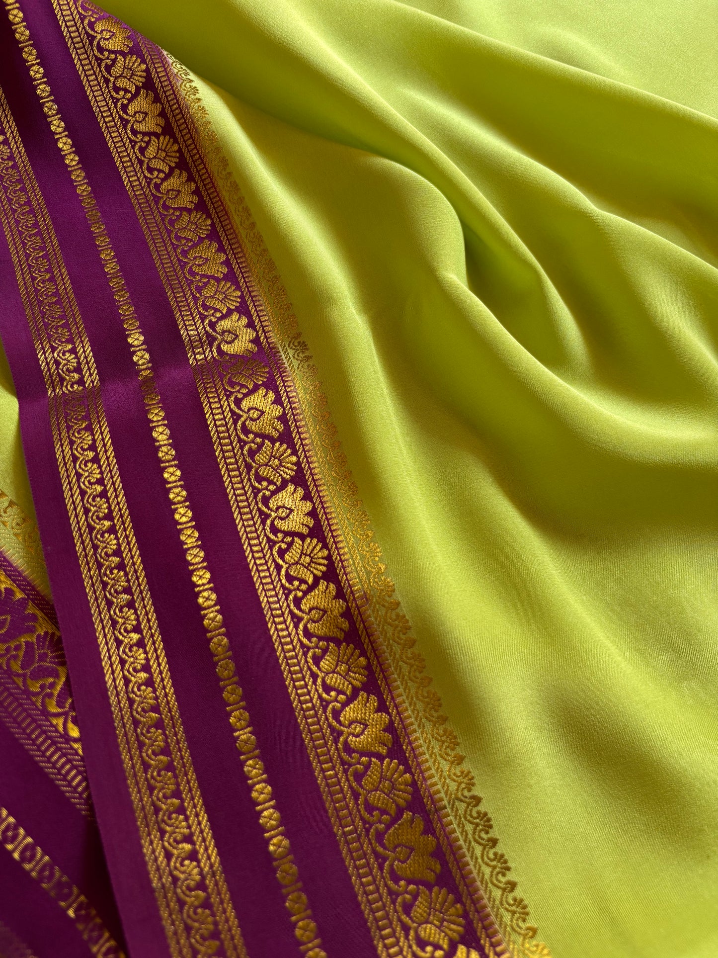Padmaja (2D) : Pista green-dark magenta