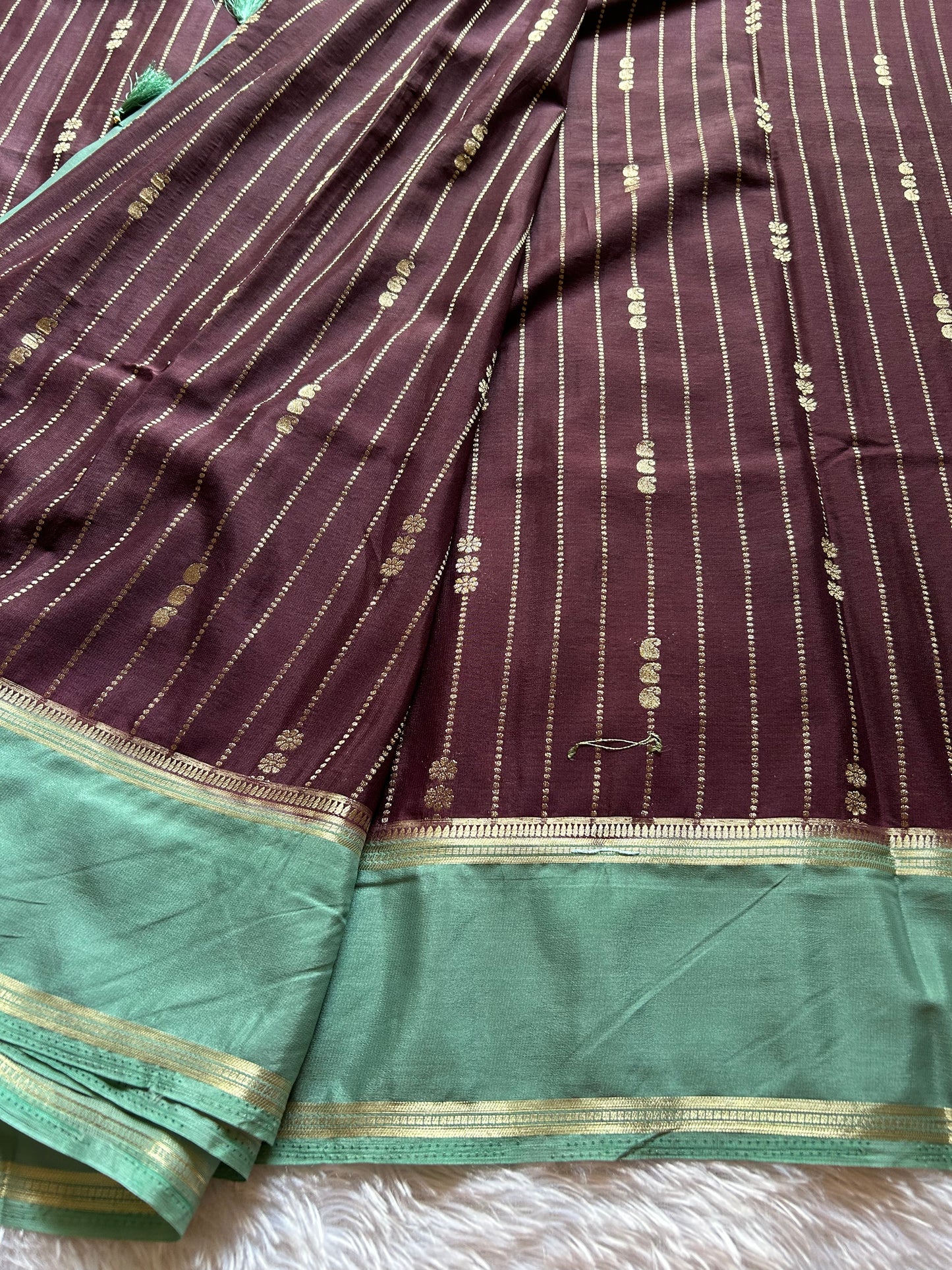 SS117 (2D) : Deep brown-light green