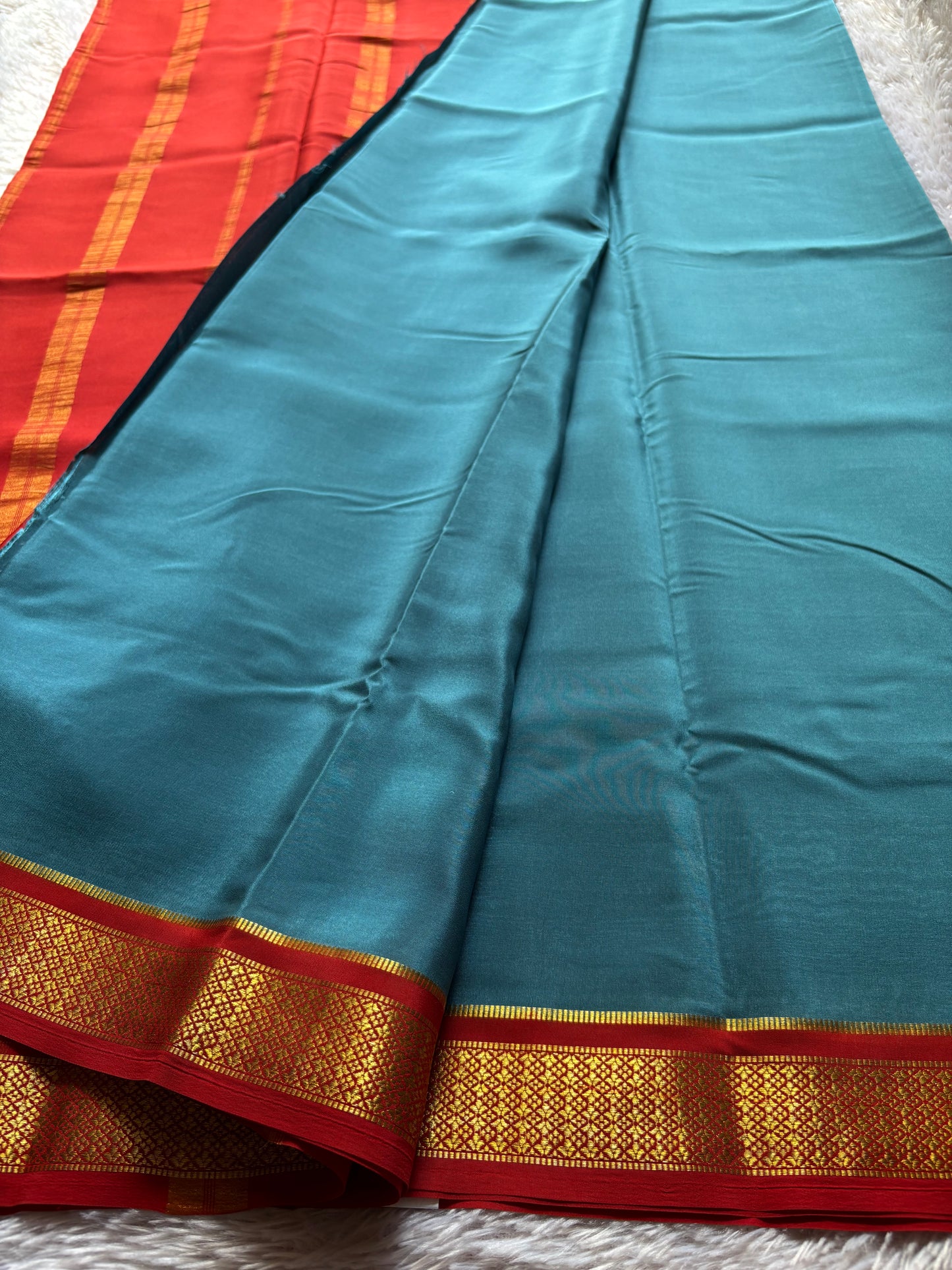 Sampoorna (2D) : Blueish grey-rust red
