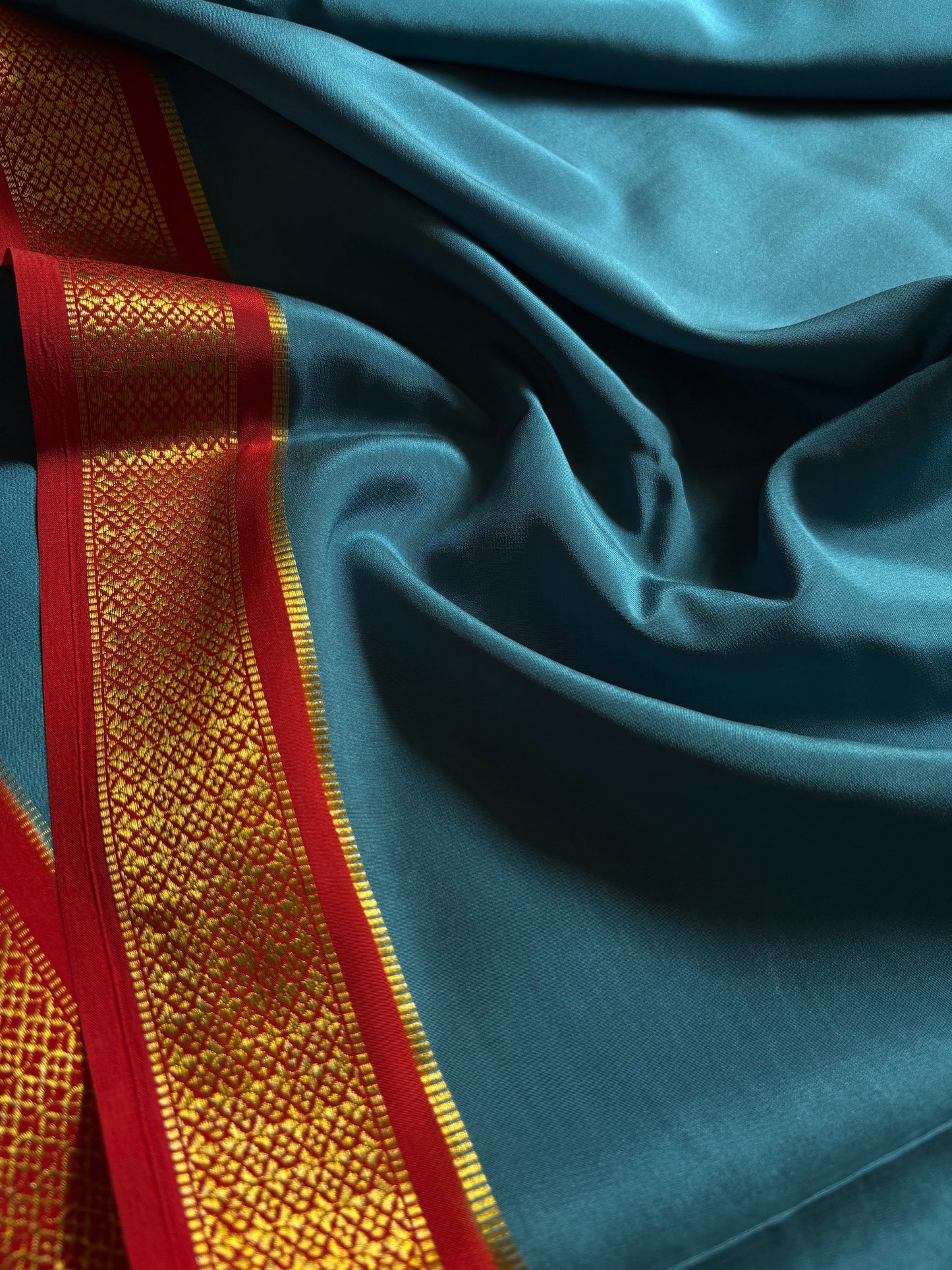 Sampoorna (2D) : Blueish grey-rust red