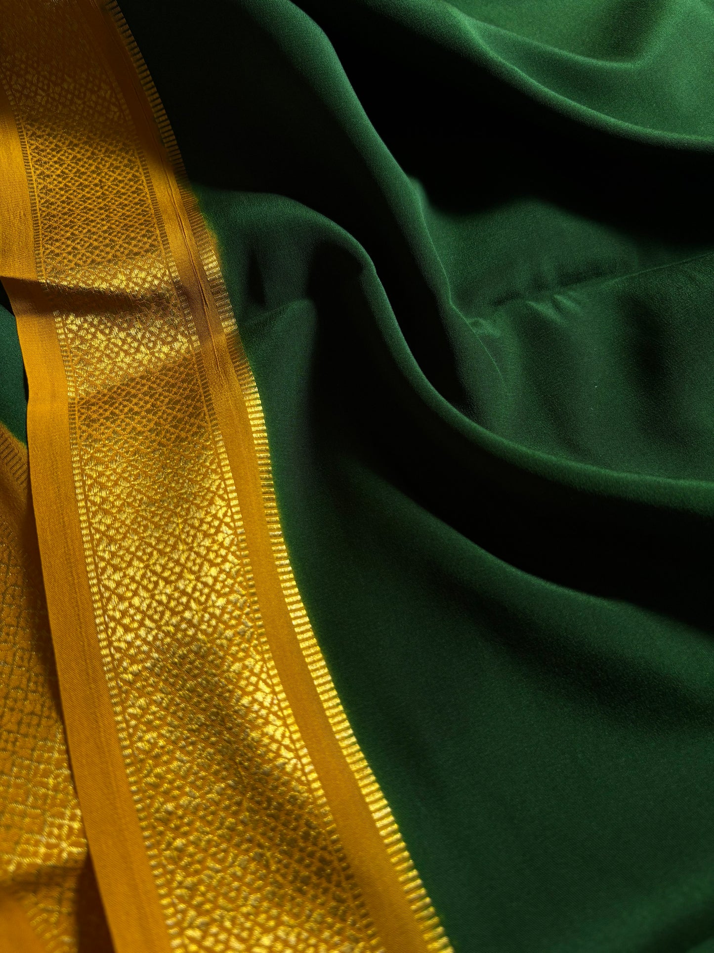 Sampoorna (2D) : Dark green-mustard yellow