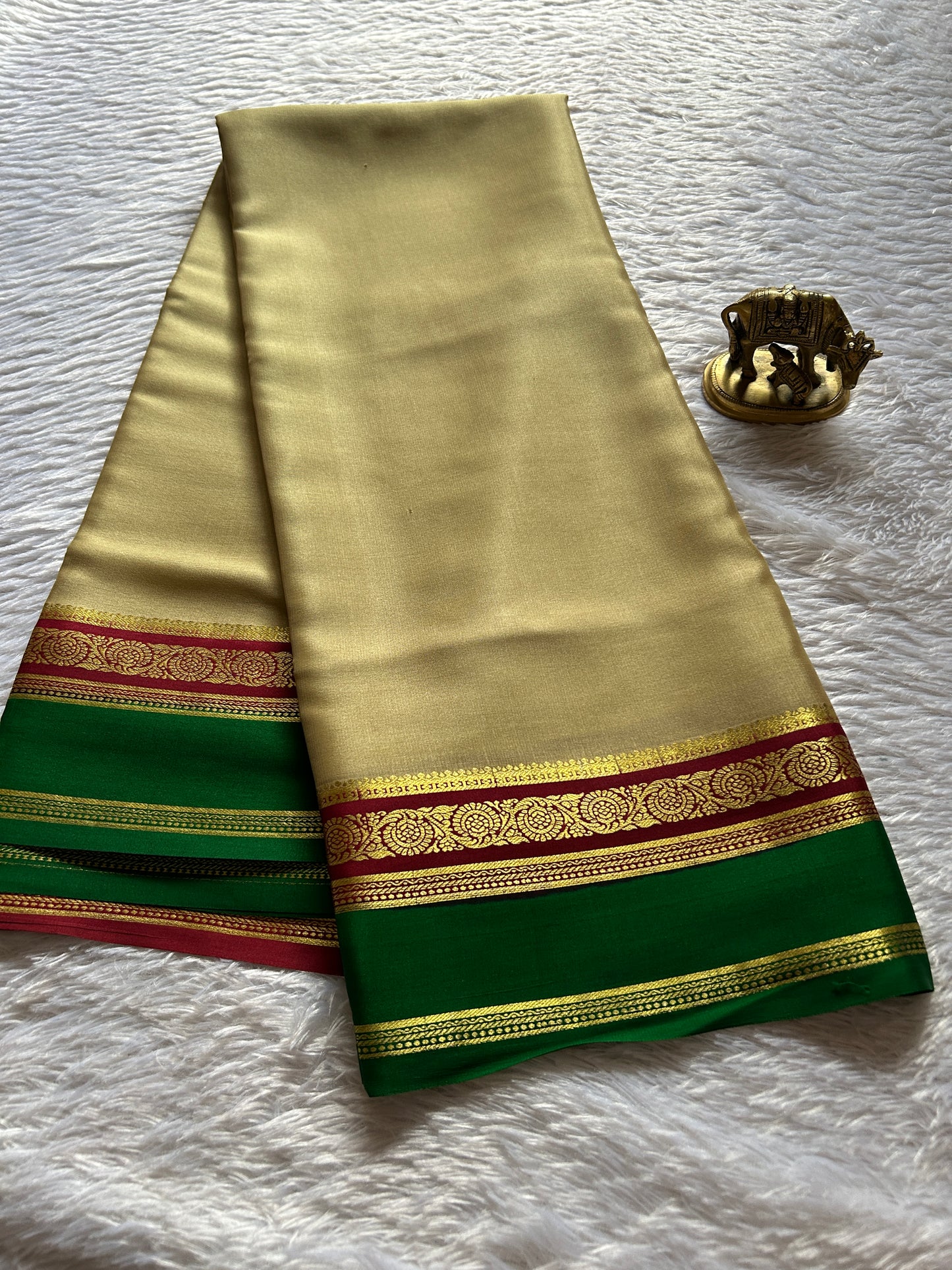 Tara (3D) : Light beige-maroon-green