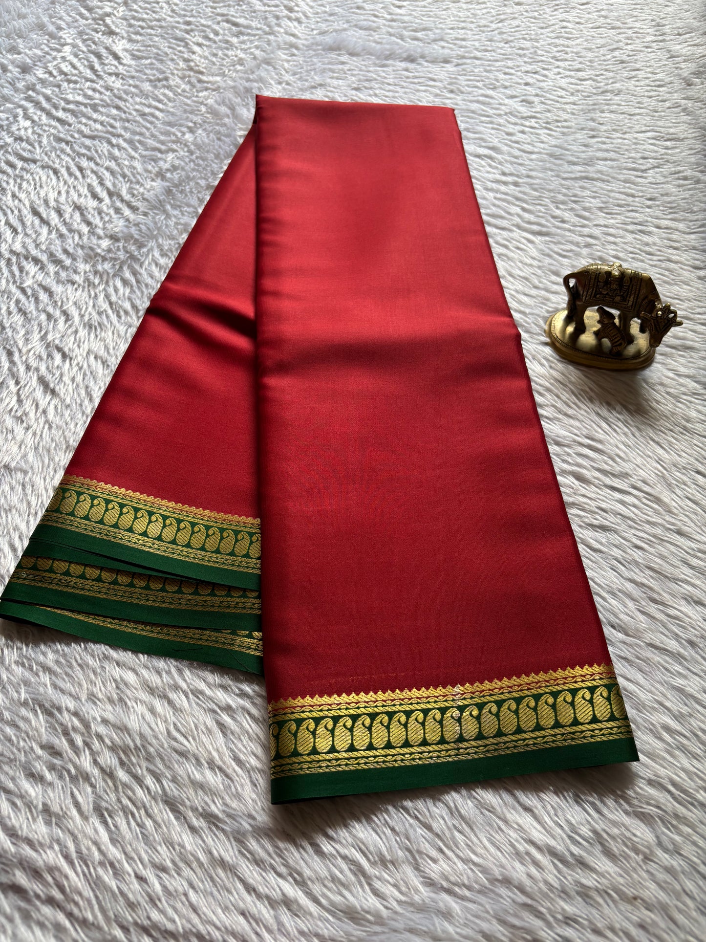 Meena (2D) : Dark red-bottle green