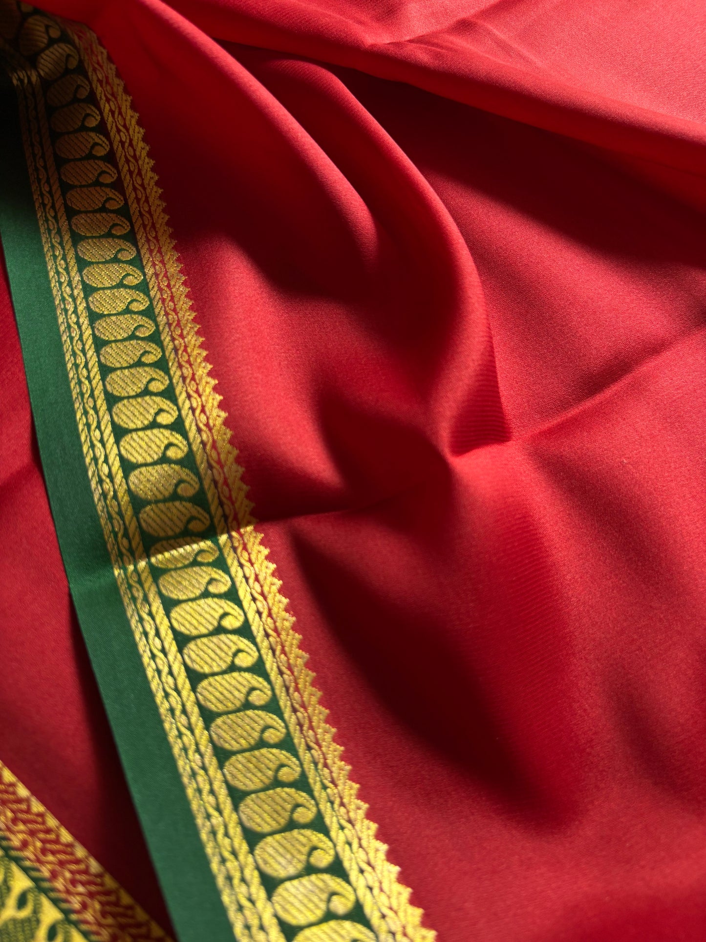 Meena (2D) : Dark red-bottle green