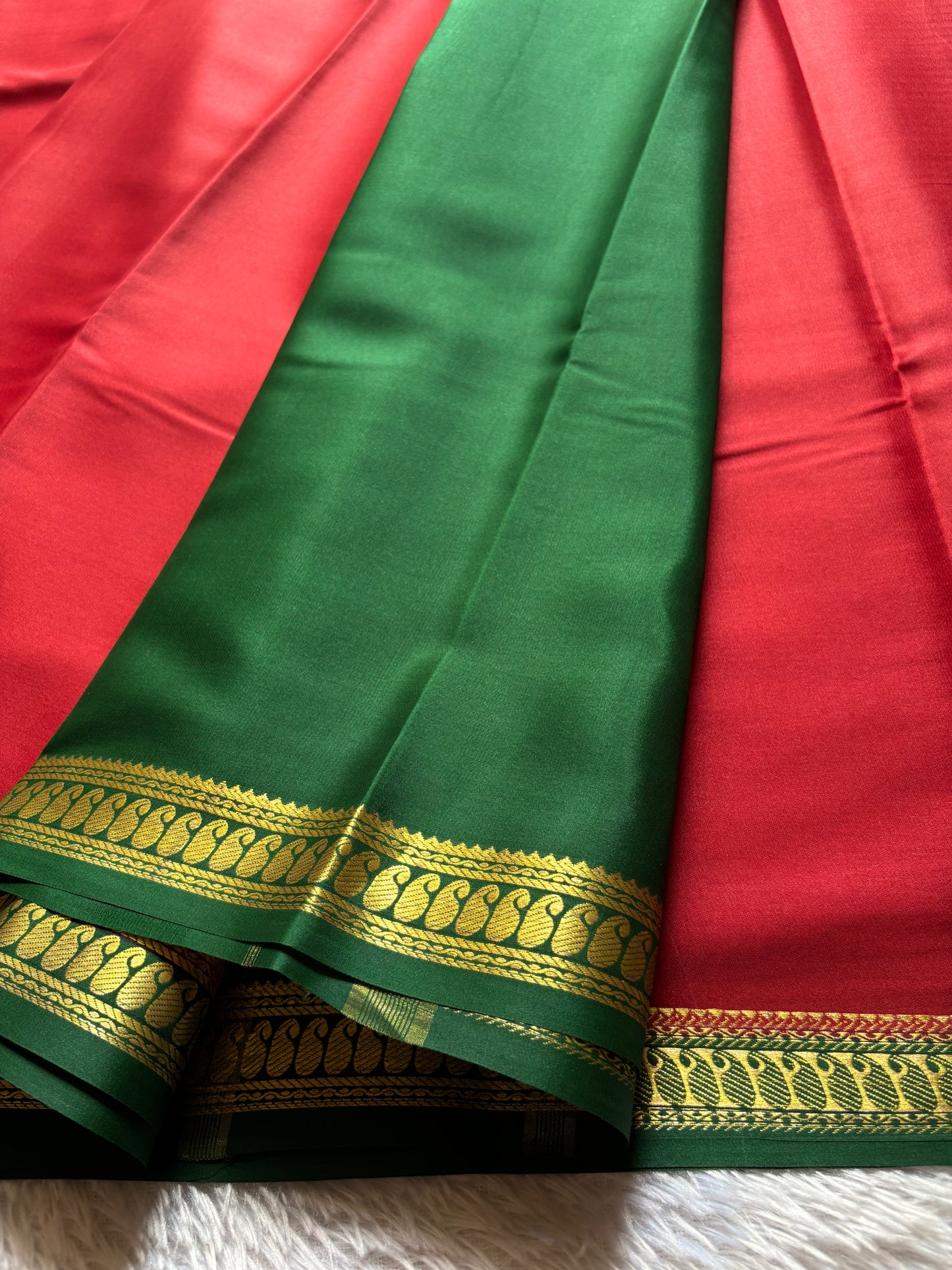 Meena (2D) : Dark red-bottle green