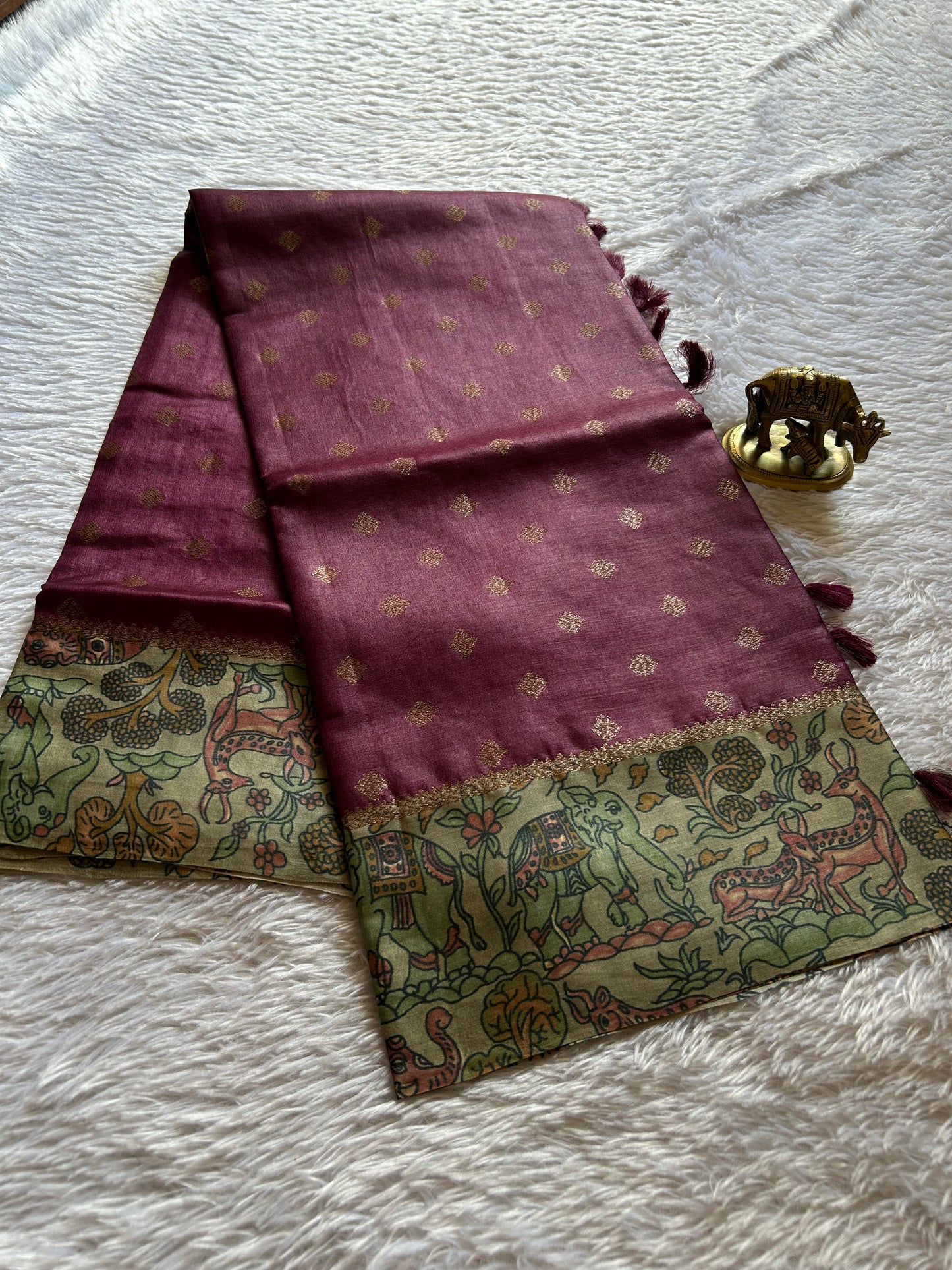 Kavitha (2D) : Onion pink-sage green