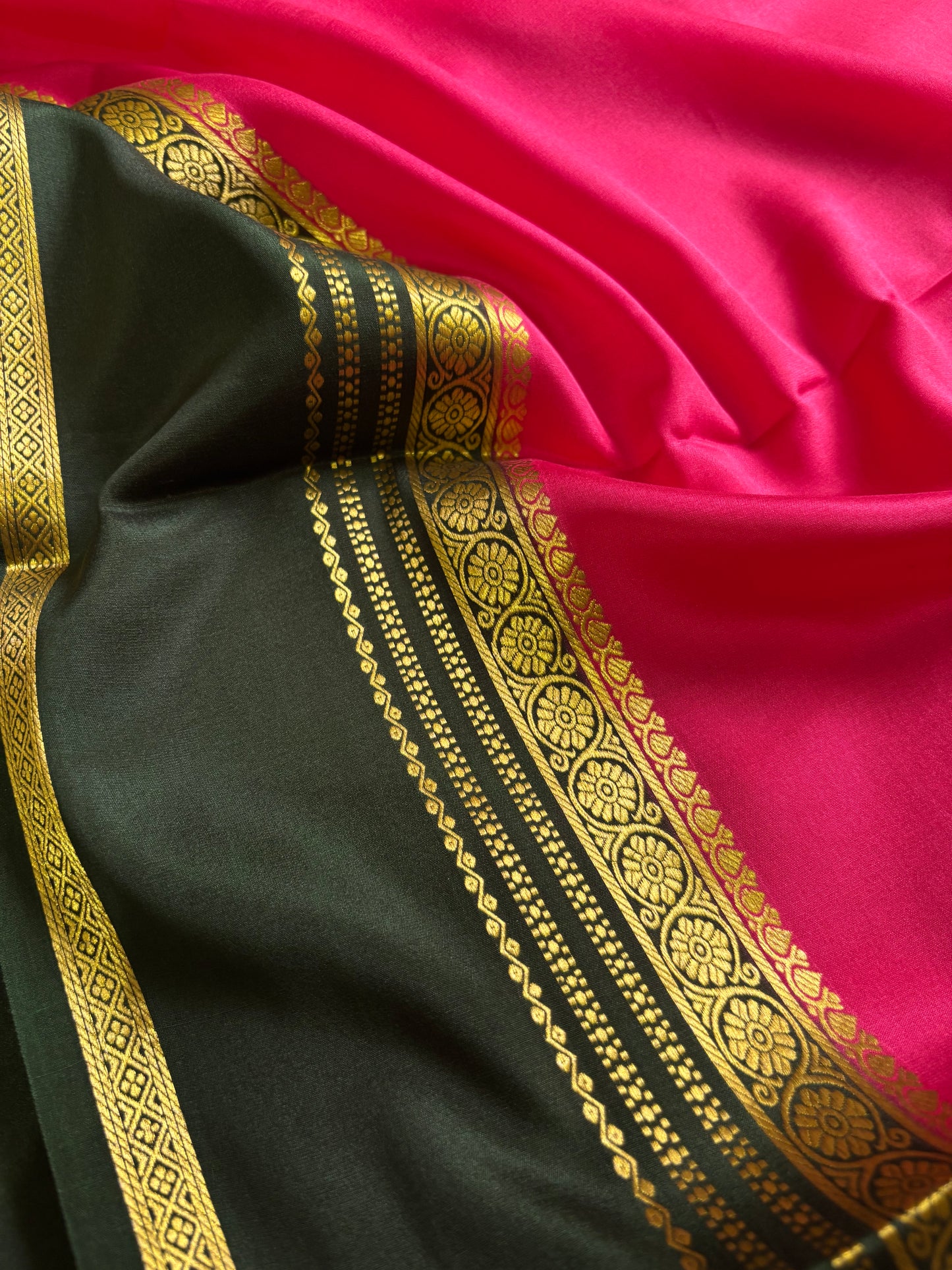 Daamini (2D) : Hot pink-dark green