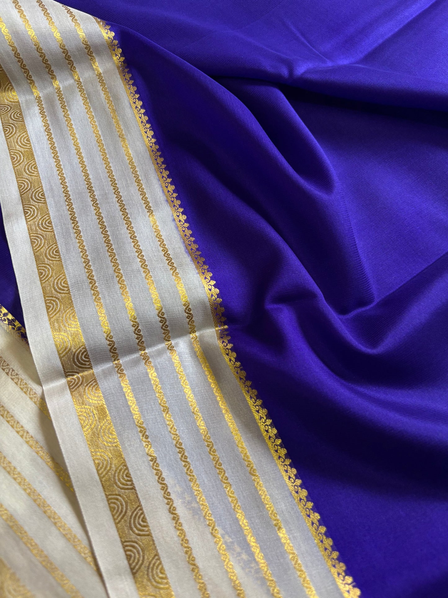 Rashmi (2D) : Dark blue-off white