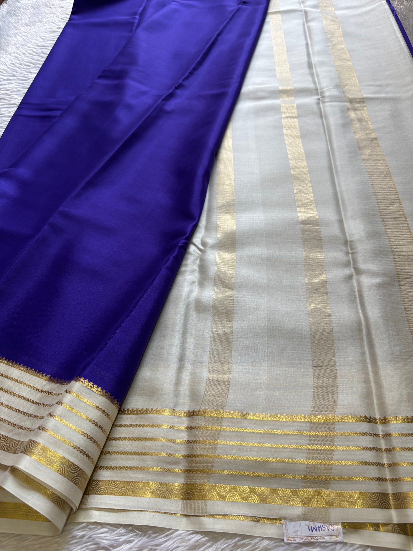 Rashmi (2D) : Dark blue-off white