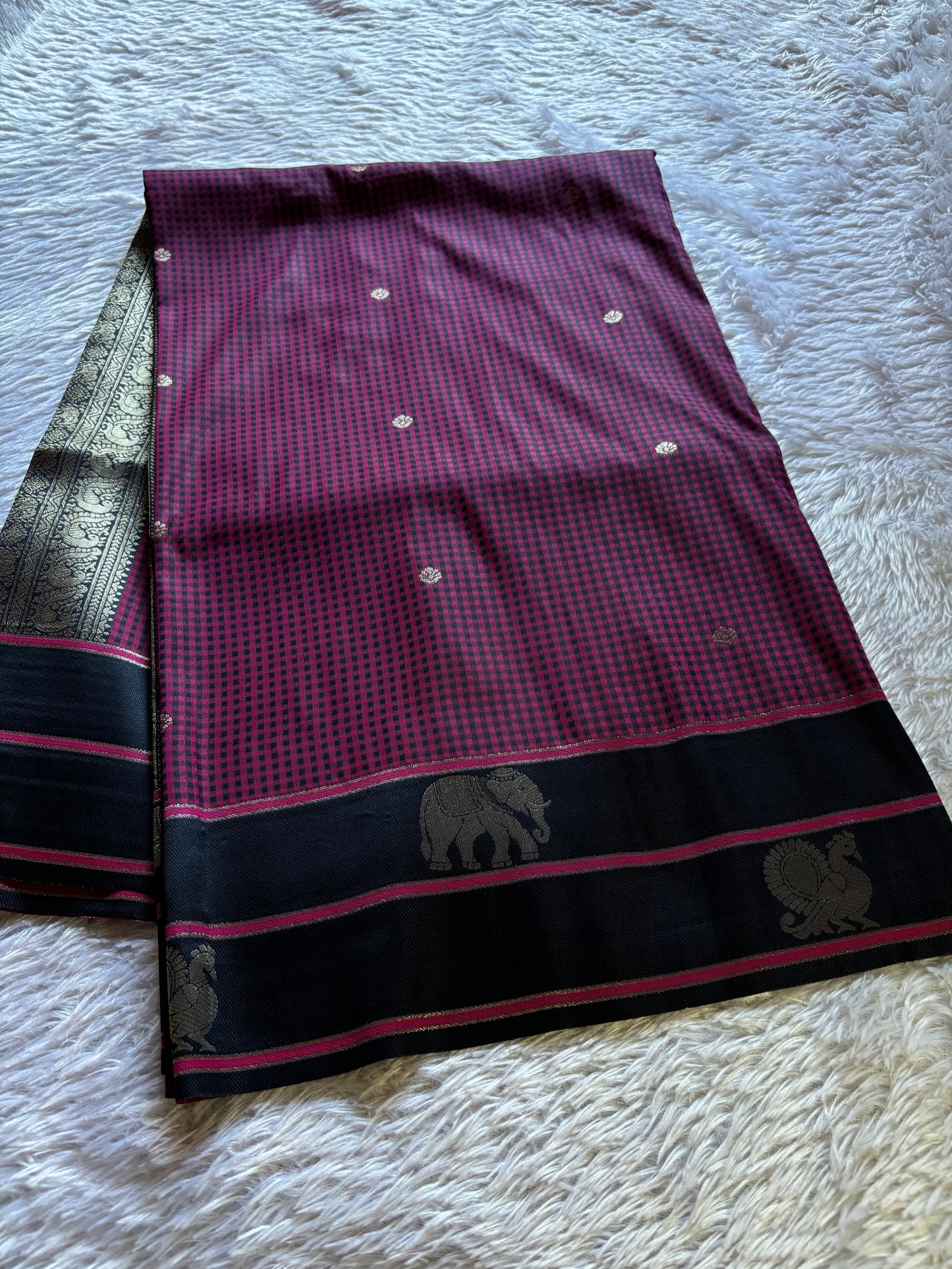 NYD136 (2D) : Deep magenta-black