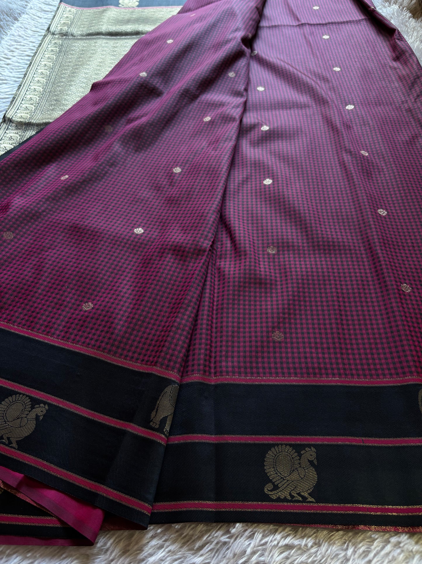 NYD136 (2D) : Deep magenta-black