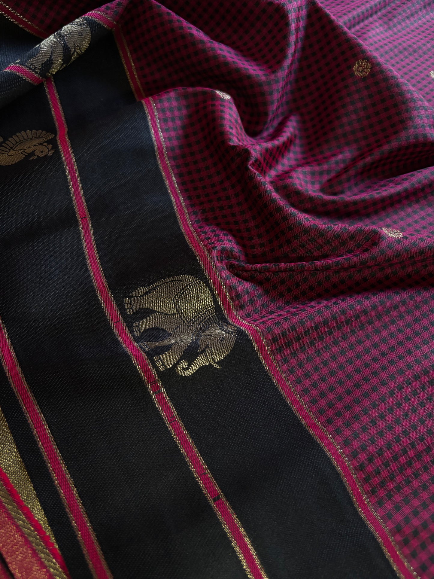NYD136 (2D) : Deep magenta-black