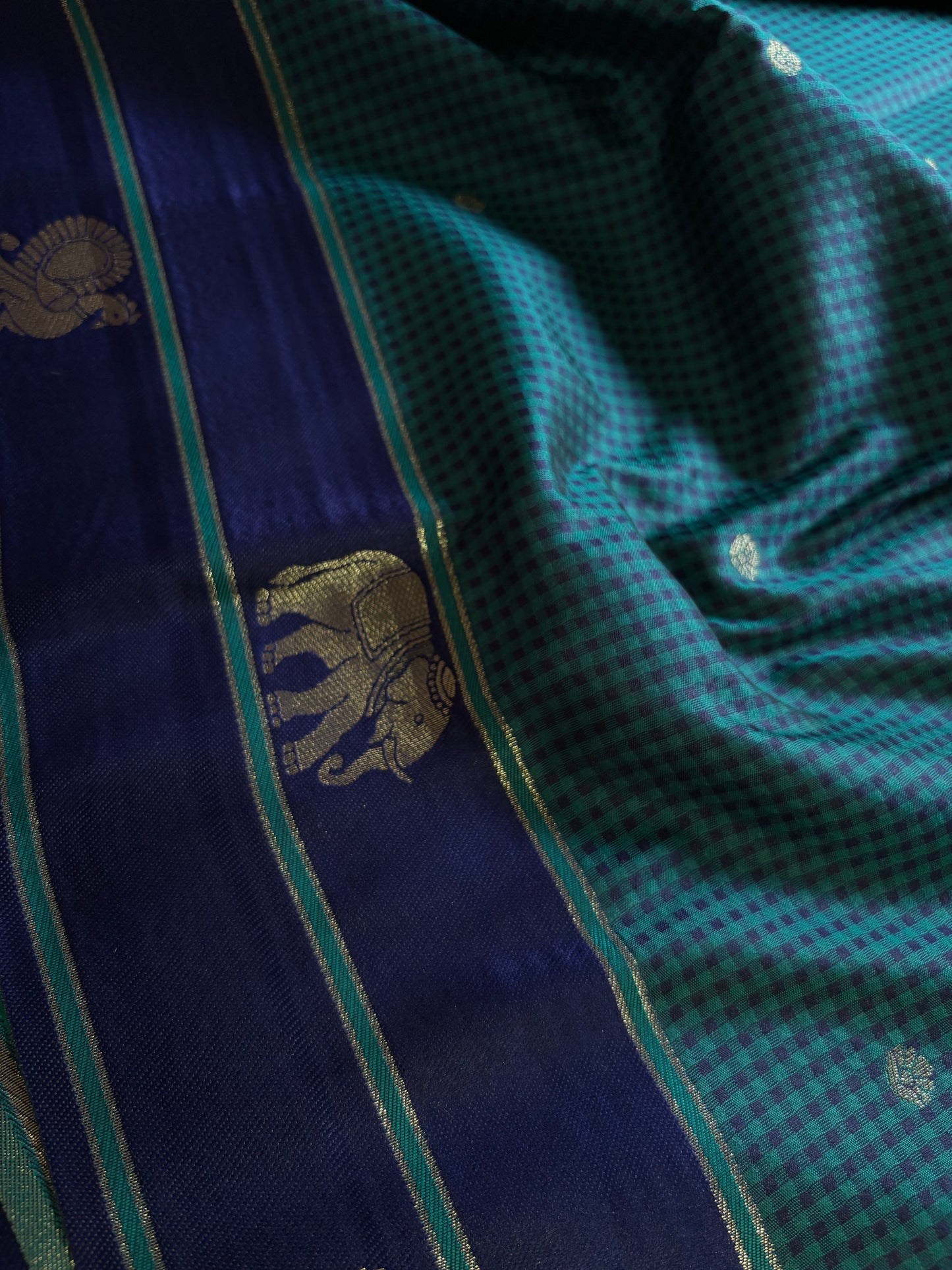 NYD136 (2D) : Peacock blue-royal blue