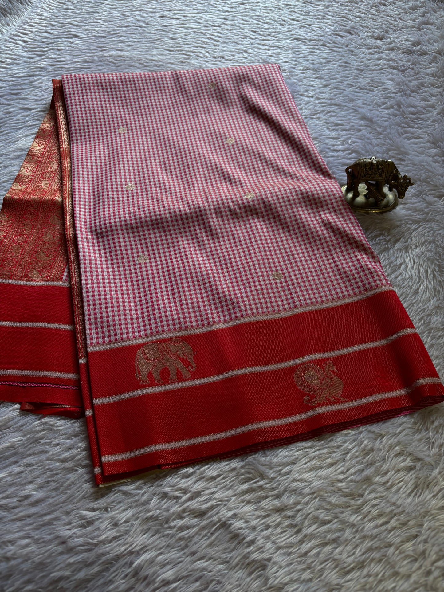 NYD136 (2D) : Red-off white