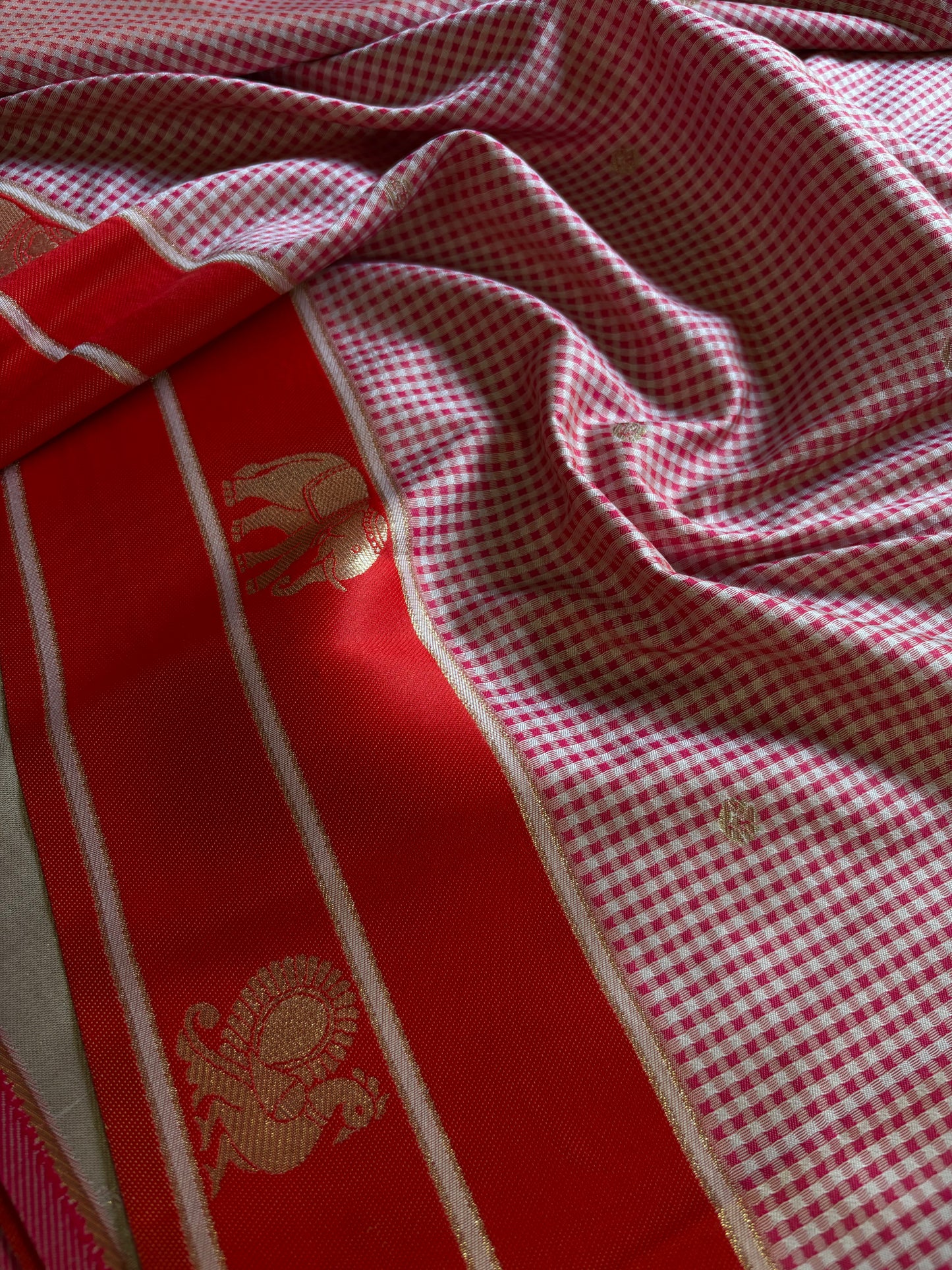 NYD136 (2D) : Red-off white