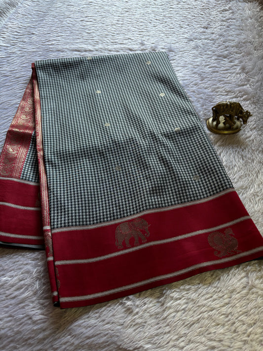 NYD136 (2D) : Dark grey-maroon