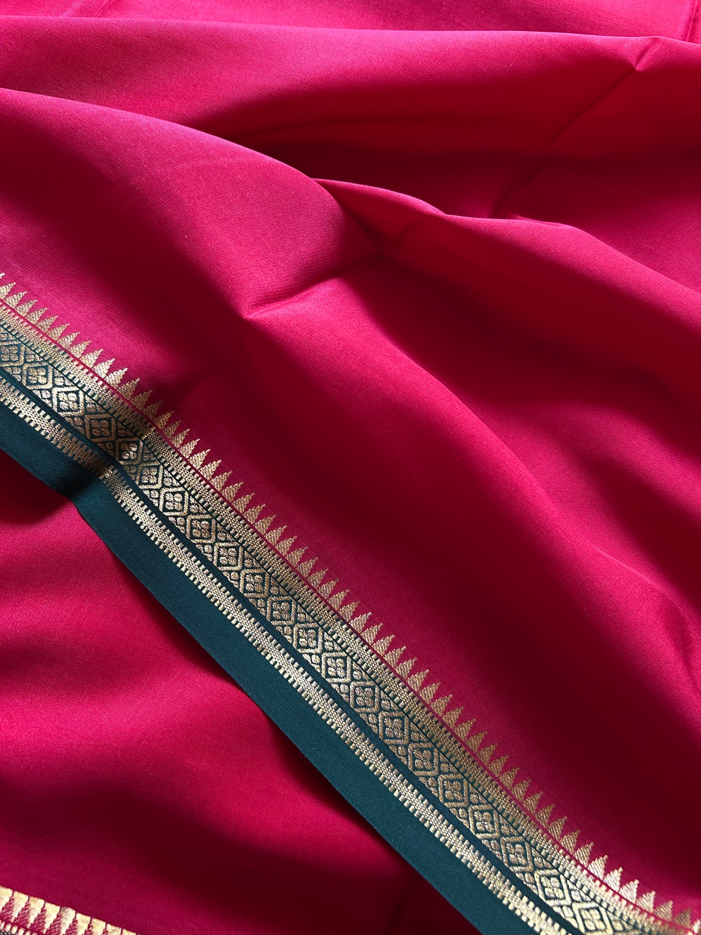 Sharanya (2D) : Hot pink-dark green