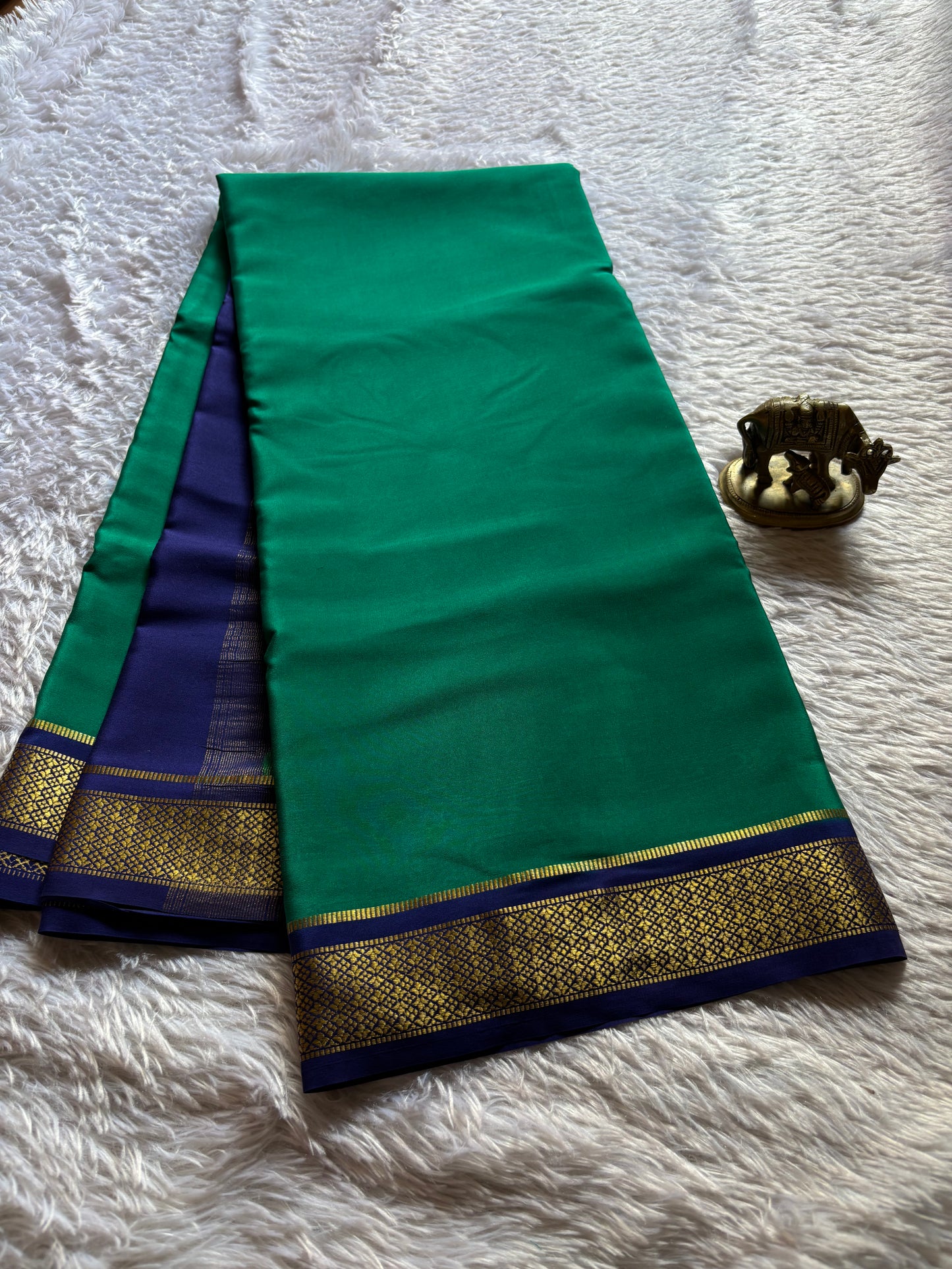 Sampoorna (2D) : Emerald green-navy blue