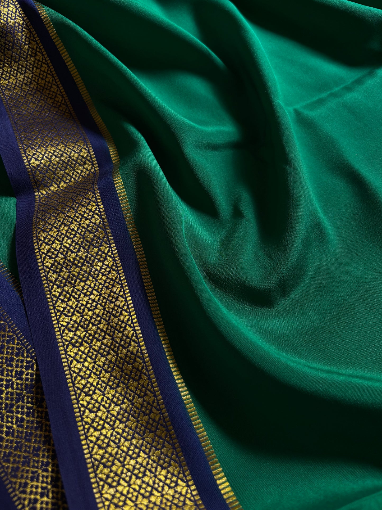 Sampoorna (2D) : Emerald green-navy blue