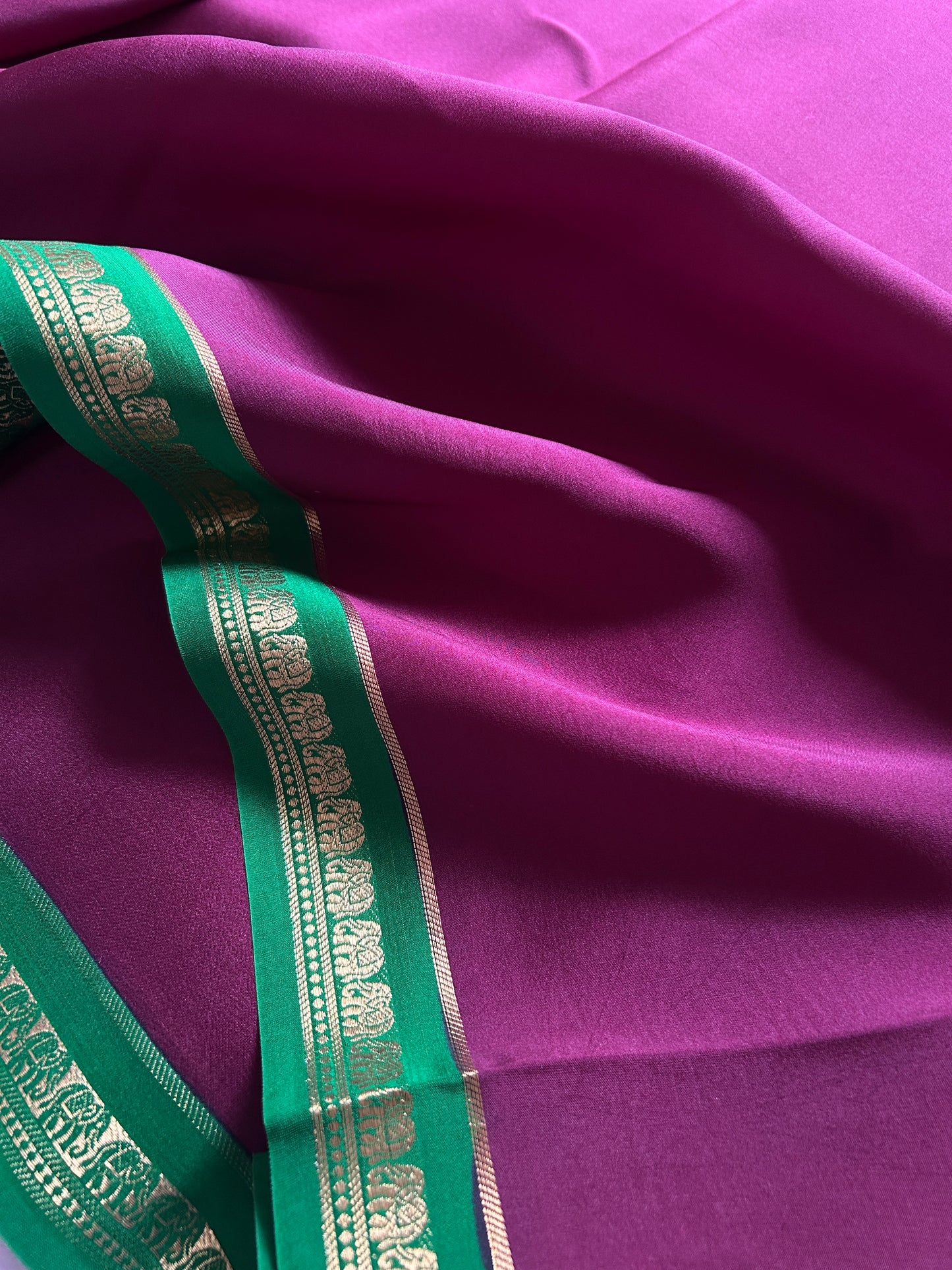 Gowri (2D) : plum-green