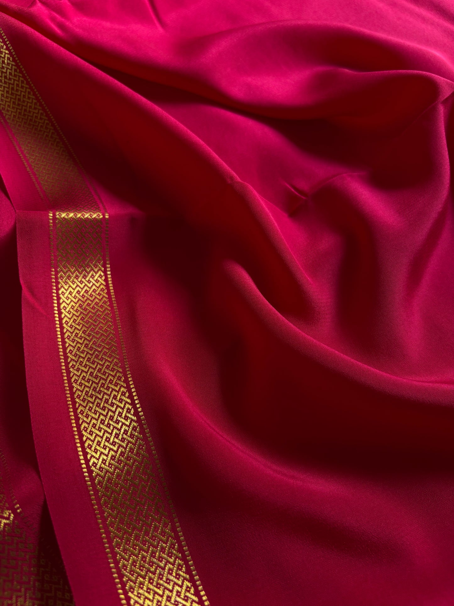Nivedha : Solid Dark pink