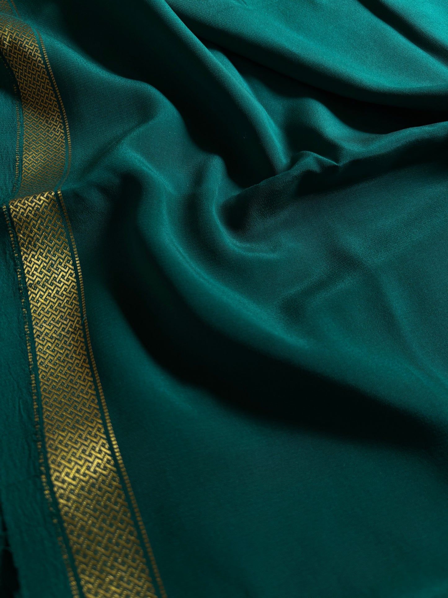 Nivedha : Solid Peacock green